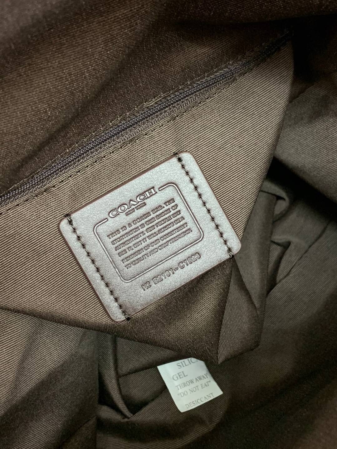 COACH PENNIE SHOULDER BAG ((C1523)) ✔️กระเป๋าหิ้ว//คล้องไหล่//สะพายข้างได้ สุดคุ้ม! ✔️ใบใหญ่ ทรงสวยใส่ของได้จุมาก หนังแท้ หนังนิ่ม สัมผัสแล้วหลงรักแน่นอนค่ะ ✔️ปากกระเป๋ากว้าง ล้วงหยิบของสะดวกมากๆ ภายในกระเป๋าโล่งกว้าง สัมภาระเยอะๆหายห