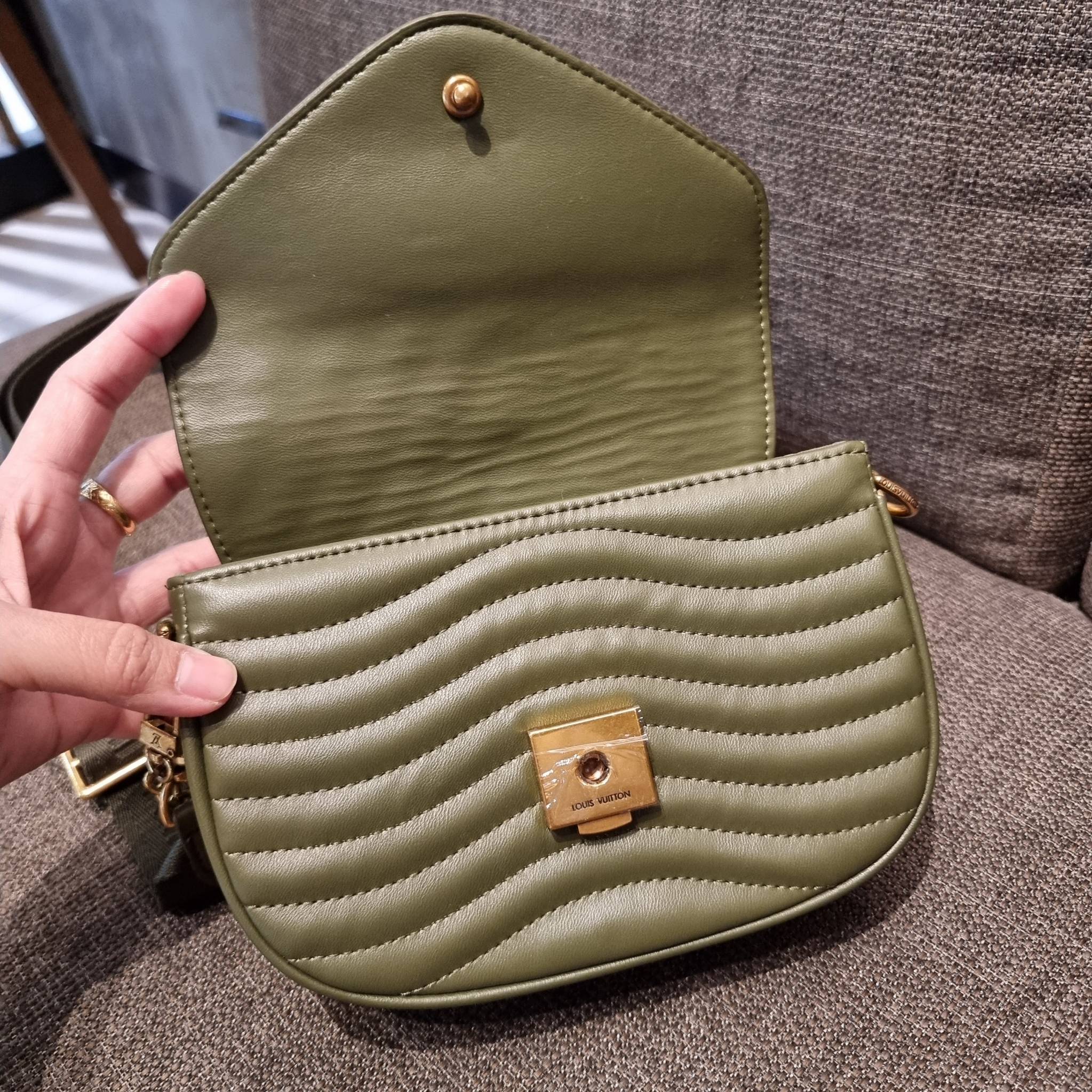 LV new wave pochette multi bag กระเป๋าสะพายมัลติฟังก์ชั่น สุดหรู มาพร้อม box set รับรองว่าดีงาม ลูกเล่นคลาสสิคผสานความวินเทจ มีสายสะพายให้ 2 เส้น และกระเป๋าใบลูก เล็กน่ารัก วัสดุหนังแท้ ภายในเป็นช่องโล่ง แบ่งสัดส่วนมีช่องย่อย ใบนี้ปรับใช้ได้หลายสไตล์ ลุคไ