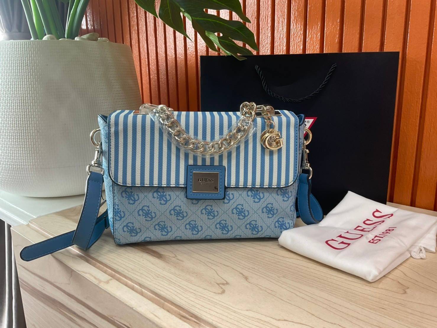 ราคาปังปิ๊นาศ (!!) มากแม่ 💕 GUESS Candace Top Handle Flap Bag กระเป๋าสะพาย Crossbody / คล้องแขน ถือออกงานได้ ทรงน่ารัก จากแบรนด์ GUESS สวยอยู่ทรง ขนาดกำลังดี น้ำหนักเบา ด้านหน้ามีโลโก้แบรนด์อะไหล่ทอง มีอะไหล่โซ่ห้อยด้านหน้าสามารถคล้องแขนและถือได้ 