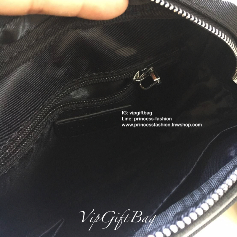 งานพรีเมี่ยมกิ้ฟแบรนด์ดังอย่าง prada ต้องมีจริงๆคะสำหรับทรง messenger ทรงยอดฮิต สำหรับท่านชาย เนื้อผ้า Polyester มาพร้อมกับทรงสูง ใส่ipad หนังสือ ได้หมดคะ เปิดปิดด้วยซิปอะไหล่เงิน อะไหล่สีเงินทั้งใบ จะซื้อใช้เองหรือบมอบเป็นของขวัญ ก็ถุกใจแน่นอนคะ