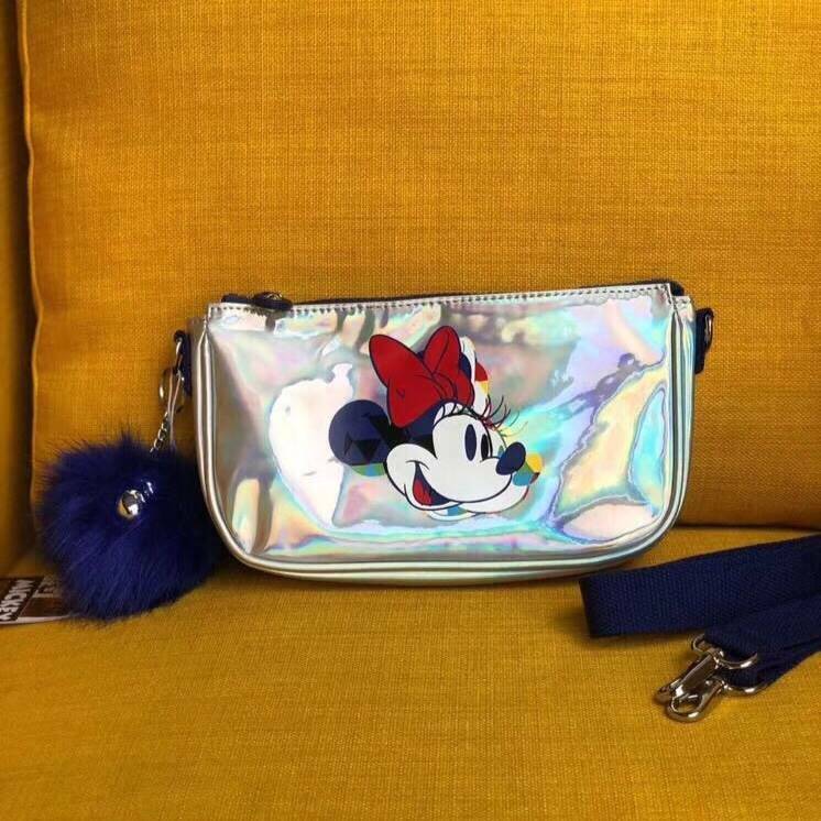 Kipling D Clementine Small crossbody bag กระเป๋าถือหรือสะพายขนาดมินิรุ่น Limited mickey plus collection วัสดุ Polyurethane 100% คุณภาพดี น้ำหนักเบา พร้อมพวงกุญแจแบรนด์ถอดแยกใช้ได้ เปิดปิดด้วยซิปสะดวกใช้ หัวซิปแบรนด์ ด้านในเป็นช่องโล่งใส่ของจุดจิกระหว่างวั