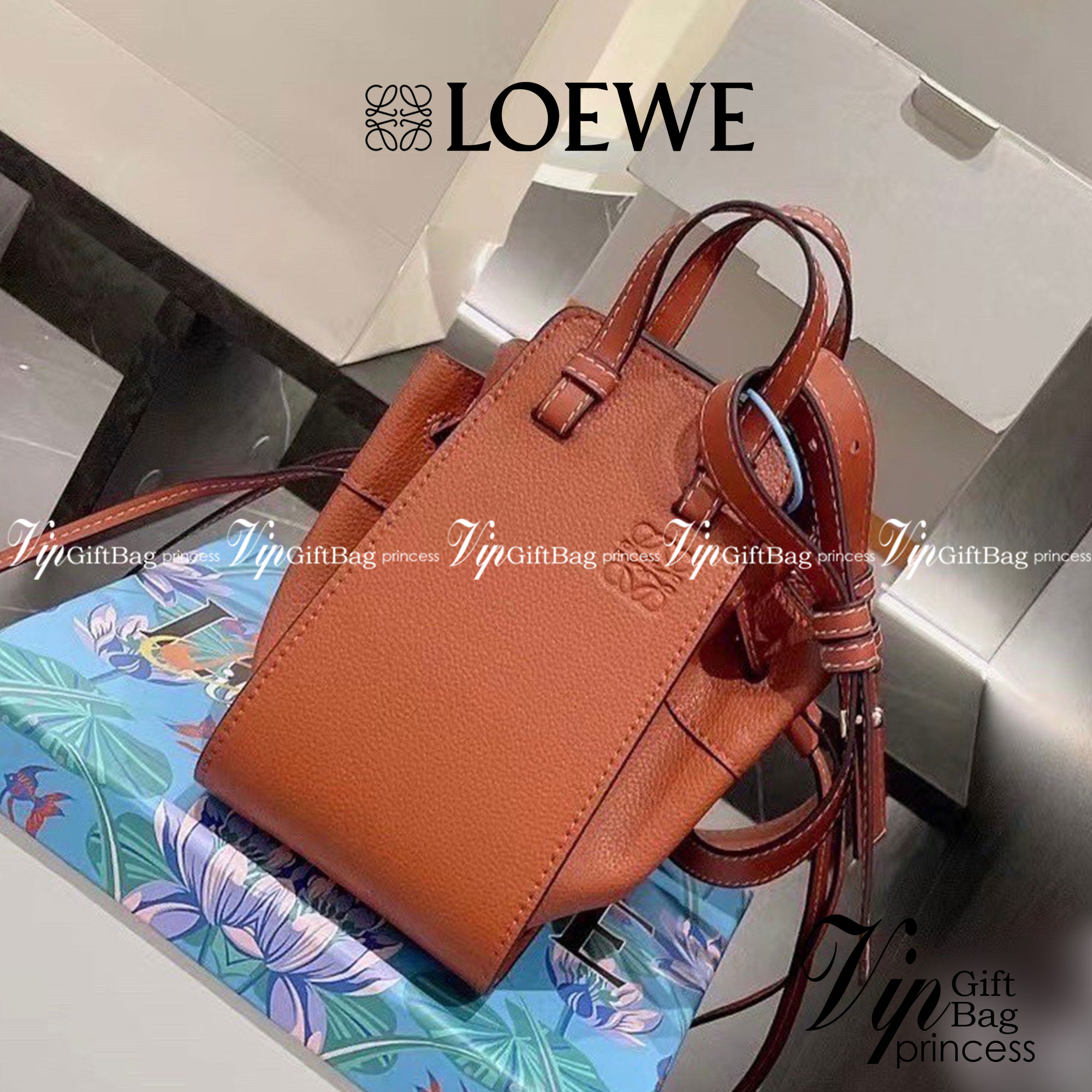 Loewe Small Hammock Leather Bag พร้อมส่ง 6 สี กระเป๋าถือหรือสะพาย รุ่น Rare items สุดๆ วัสดุหนังแท้ Calfskin หนังสวยดีไซน์มีเอกลักษณ์ ใบขนาดกำลังดี น้ำหนักเบา สามารถปรับได้หลายทรง ด้านข้างมีซิปปรับขยายได้ ภายในโล่งกว้าง ใส่กระเป๋าสตางค์ กล้อง มือถือ ของใช