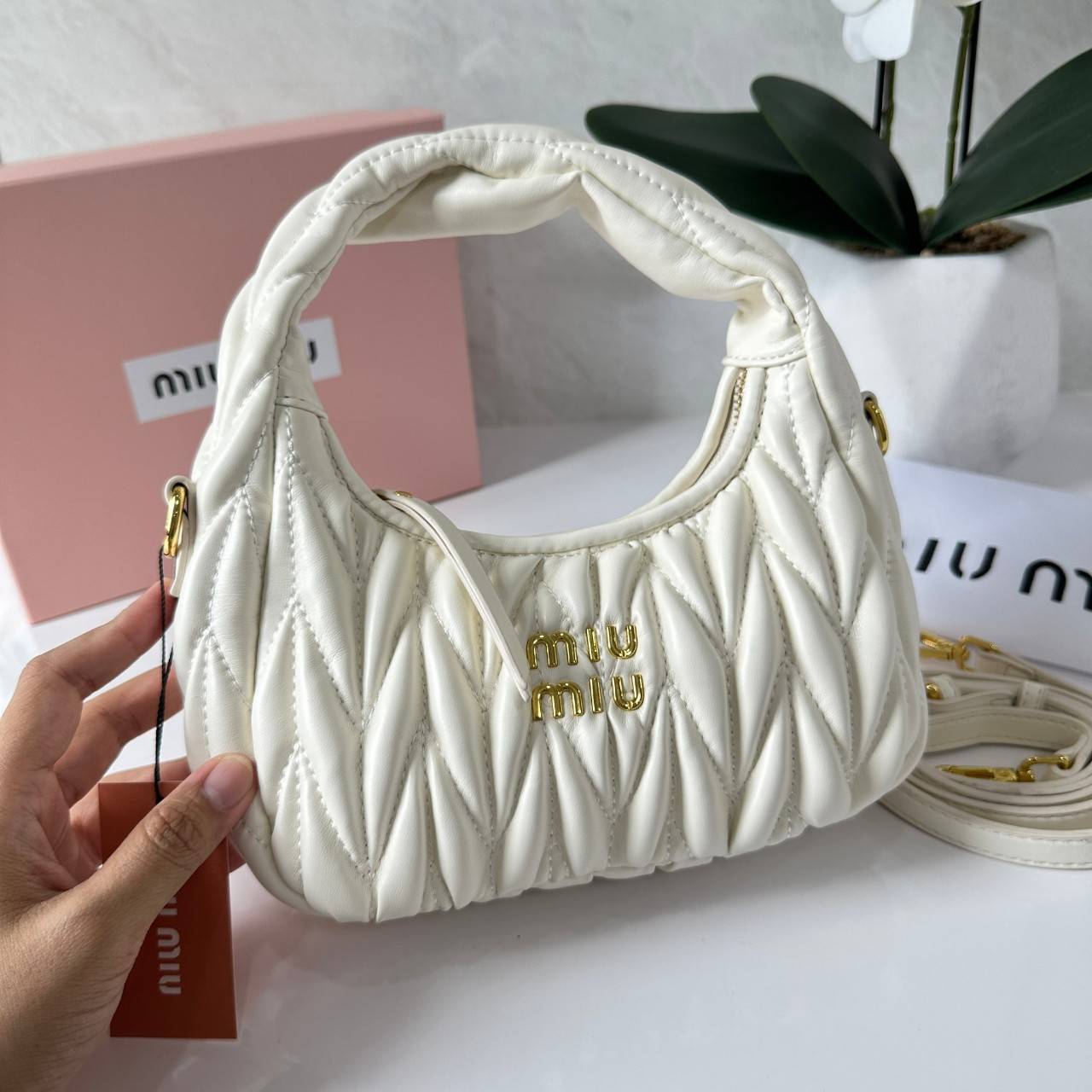 MIU MIU WANDER MATELASSÉ MINI HOBO BAG กระเป๋าถือ/กระเป๋าสะพายข้าง แบรนด์ดังจากอิตาลี ด้วยเอกลักษณ์ความโดดเด่น