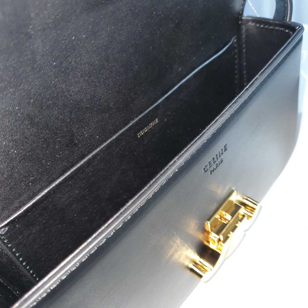 พร้อมส่งที่ไทยแล้วกับ CELINE TRIOMPHE SHOULDER BAG หนังทั้งใบลายสวยหรู ด้านในเปิดด้วยด้วยที่บีบโลโก้อะไหล่ทอง จุของได้กำลังดี ใส่โทรศัพท์ กระเป๋าสตางค์ใบสั้น ของจุกจิกได้ เหมาะกับสาวๆในวัน