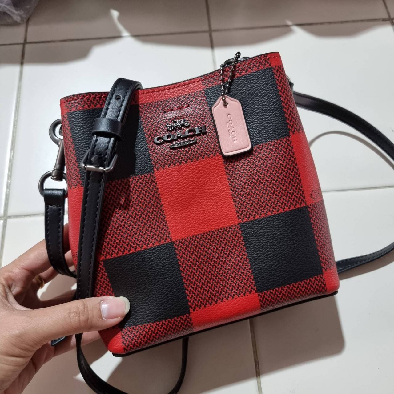 COACH MINI TOWN BUCKET BAG IN SIGNATURE CANVAS WITH VINTAGE MINI ROSE PRINT ((7270 7268 7267)) คอลเลคชั่นใหม่ล่าสุด!! น้องสาวคนสวยมาแล้วจ้า สดใสต้อนรับเทศกาลคริสต์มาส 🎅🎄 กระเป๋าบัคเก็ต ไซส์มินิ ใบจริงน่ารักม้าก!! น่าใช้แบบที่สุด วัสดุหนังแ