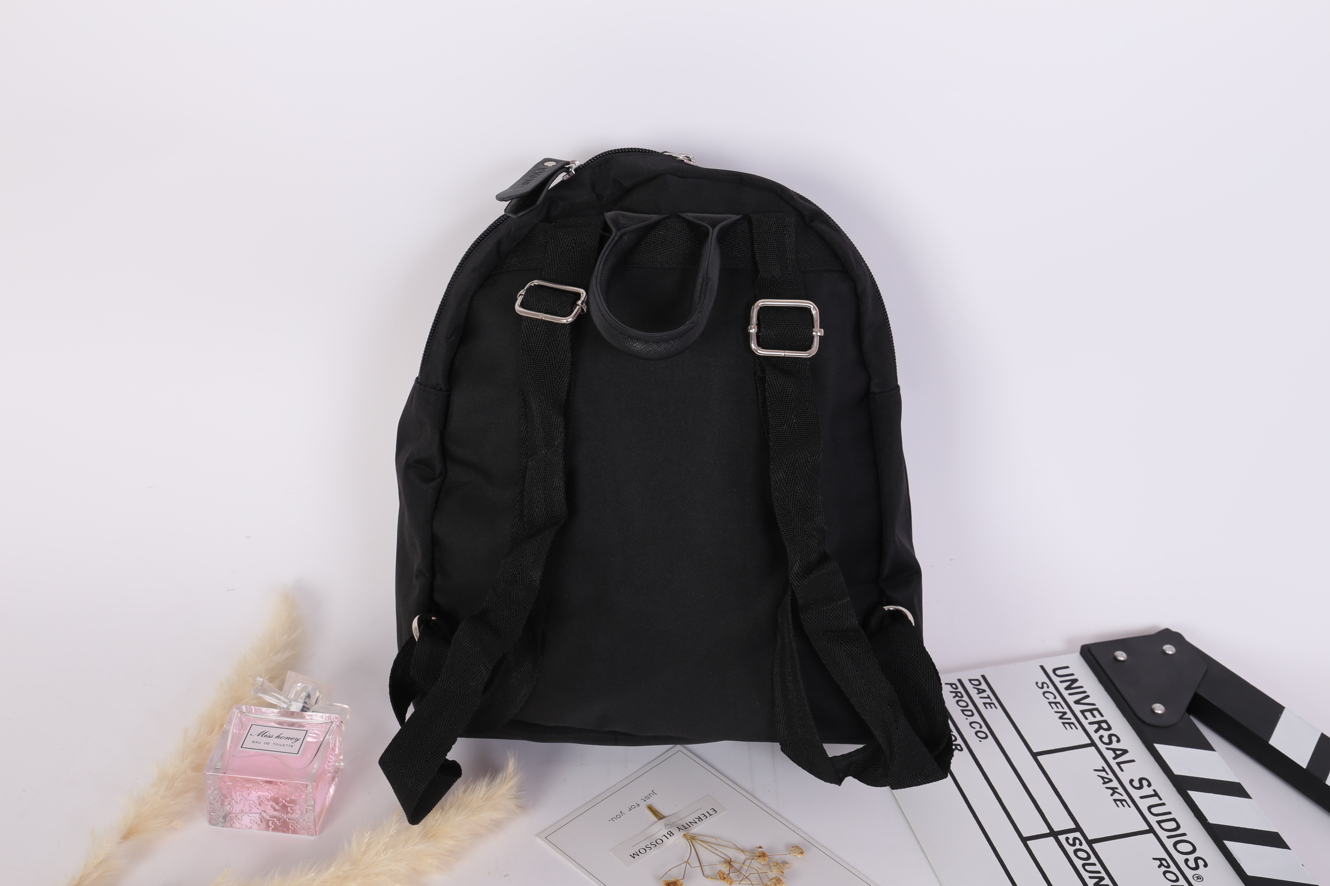 Chanel VIP Gift Backpack (พร้อมส่งโลโก้ขาว) สินค้าเป็นของแท้ ใหม่จากเค้าเตอร์เครื่องสำอาง/น้ำหอมแบรนด์ กระเป๋าเป้ของแท้จาก Chanel VIP Gift Bag วัสดุไนล่อน หัวซิปทำจากหนังปั้มชื่อแบรนด์ ด้านในเป็นช่องกว้าง และมีช่องซิปเล็ก ตัวสายสะพายด้านหลังเลื่อนปรับได้ค