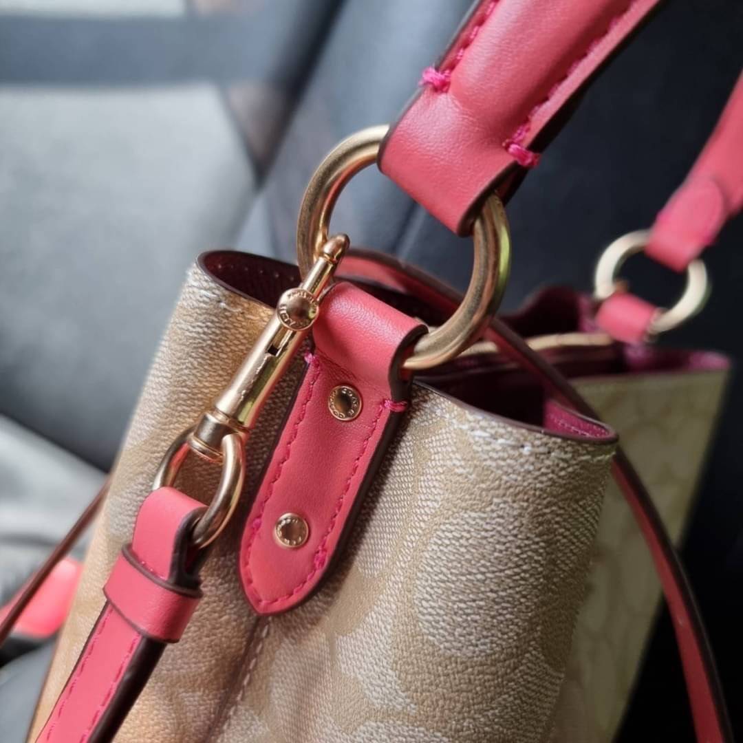 COACH 2312 SMALL TOWN BUCKET BAG IN SIGNATURE CANVAS รุ่นยอดนิยมใบเล็กมาครบสีแล้วจ้า กระเป๋าทรงบัคเก็ต สีผู้ดี๊ผู้ดี ตัวกระเป๋าดีไซน์คลาสสิคลายซี ดูโดดเด่น วัสดุหนังแคนวาสเคลือบลาย สวยคมทุกมุมจริงๆ!! เปิด-ปิดด้วยกระดุมแม่เหล็กทั้ง 2 ฝั่ง ภายในเป็นช่องโล่ง