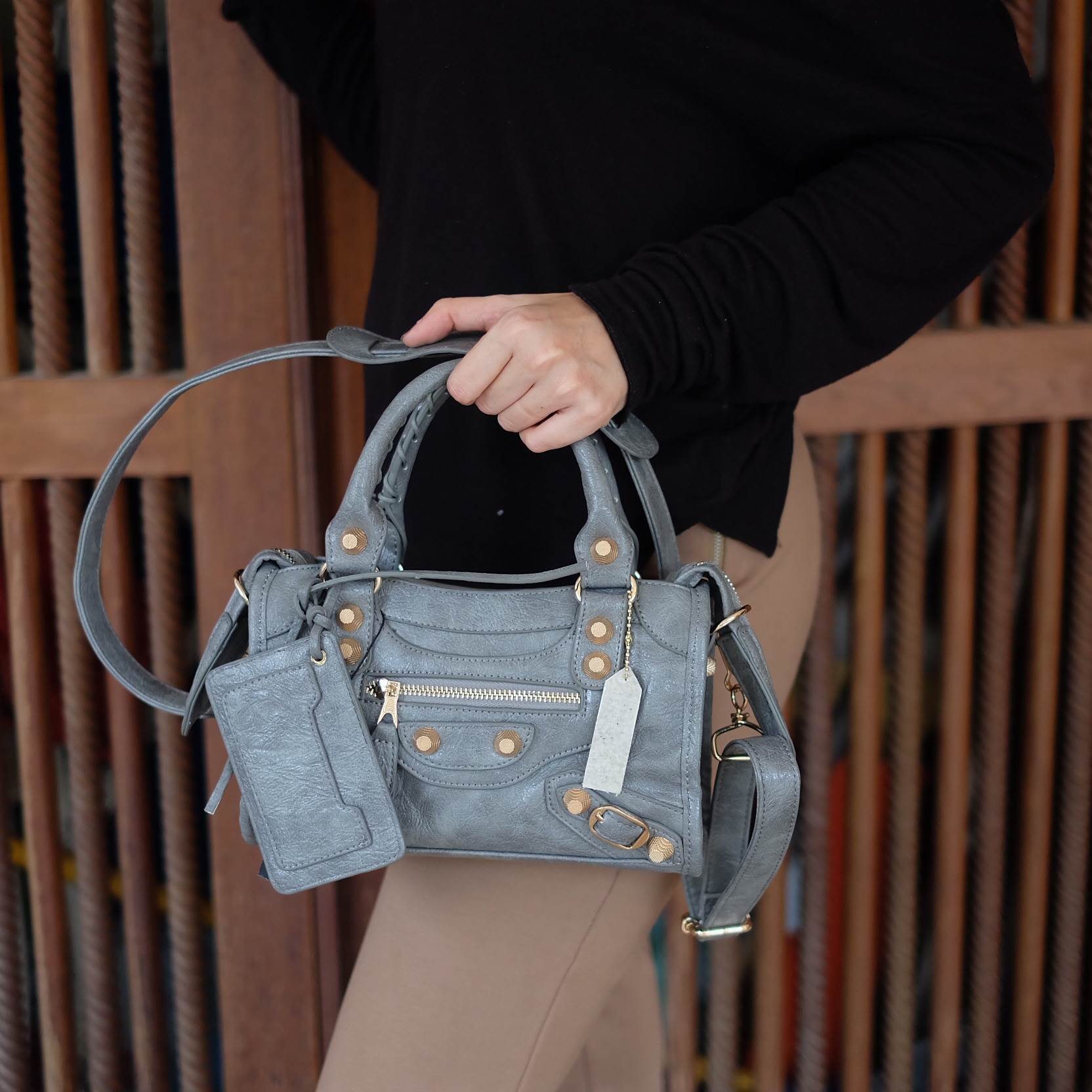 รุ่นขายดี พร้อมส่งละค่า😁❤️ กระเป๋าทรงสุด ฮิตจาก Massimo Dutti ขนาดมินิ สะพายแล้ว ได้ look cool มากค่า รับประกันเลย ภายในมีช่องแยกเก็บเป็นสัดส่วนดีคะ น้ำหนักเบา จุของได้คุ้มคะ มีสายยาวให้ ถือ/สะพายได้เลยคะ ใบนี้ แม่ค้าแนะนำเลย ใช้ได้ทุกโอกาส