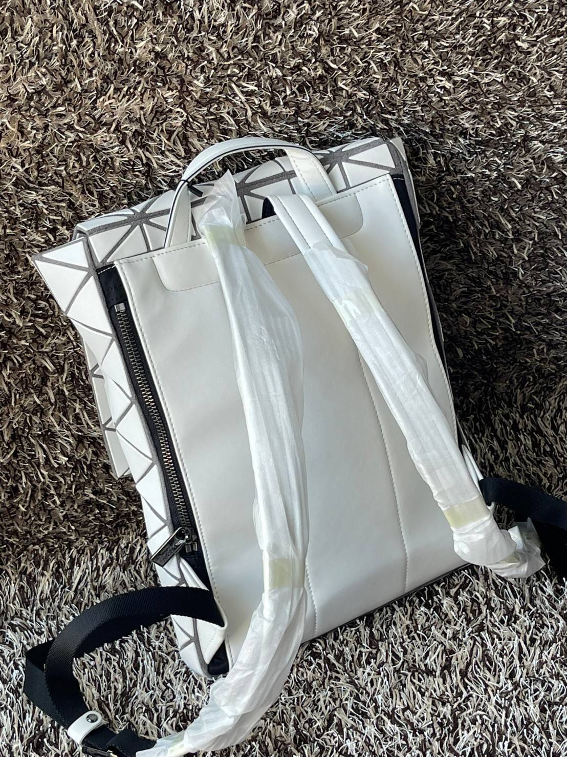 BAO BAO ISSEY MIYAKE Flap Backpacks กระเป๋าสะพายหลังรูปแบบใหม่จะเปิดตัว โดดเด่นด้วยฝาพับรูปสี่เหลี่ยมผืนผ้าที่เปิดและปิดได้ง่าย และรูปทรงแบบมินิมอล เป้สะพายหลังใช้งานได้ดีมาก