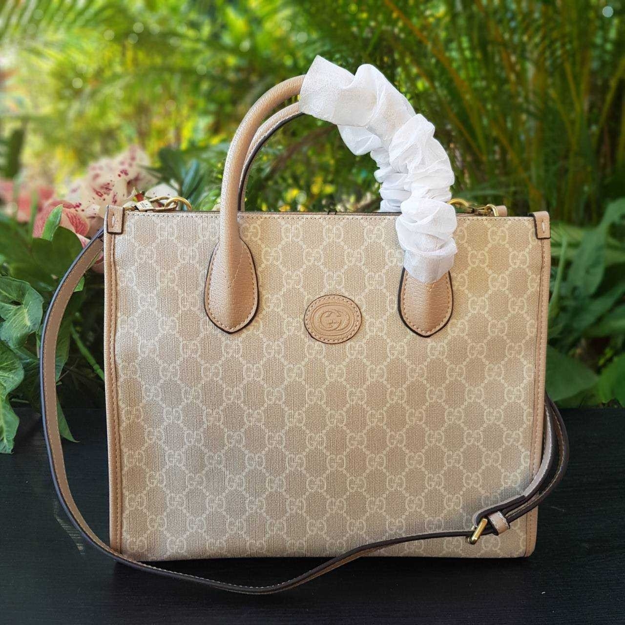 GUCCI Small tote bag with Interlocking G กระเป๋าทรงTOTE ใบใหญ่สุดหรูหรา คลาสสิค จุของได้เยอะ มาพร้อมสายสะพายยาว สามารถถอดเก็บได้ ใช้ได้ทุกโอกาส เป็นอีกรุ่นที่โดดเด่นมากๆ