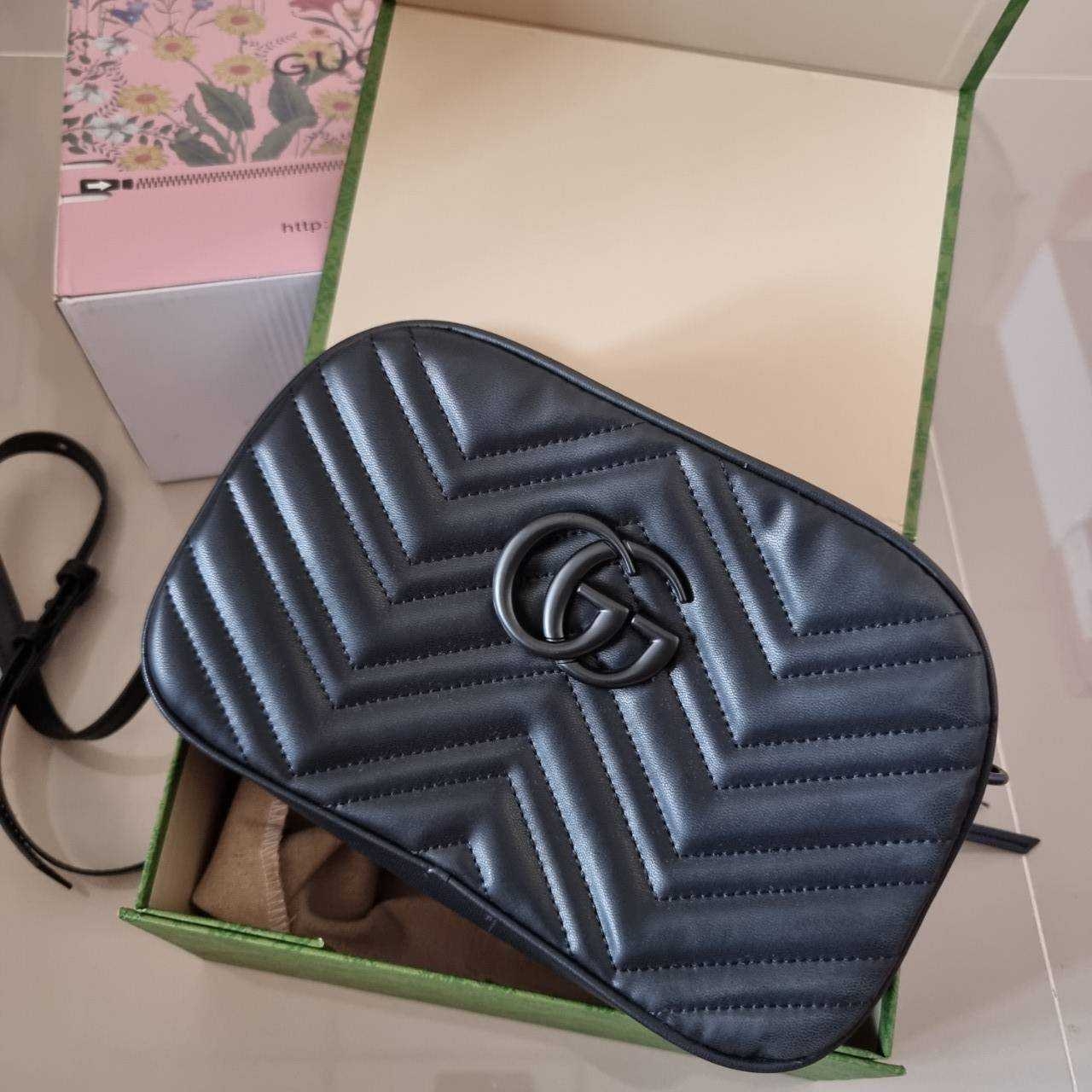 GG MARMONT SMALL SHOULDER BAG 🖤 อีกหนึ่งรุ่นในตำนาน ฮิตไม่เลิก กับกระเป๋าสะพายข้างรุ่นคลาสสิค รูปทรงกล่อง สวยใช้งานสะดวก อะไหล่สีดำดูแพง สะพายขับผิว