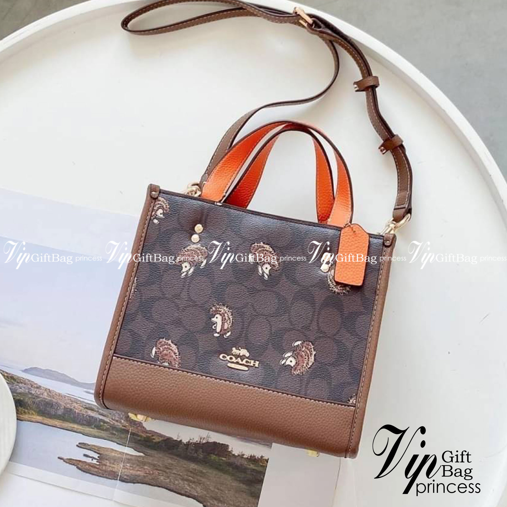 COACH DEMPSEY TOTE IN SIGNATURE CANVAS WITH HEDGEHOG PRINT 🦔 ((CC769)) เม่นเต้นรำ สวย น่ารัก มากๆค่ะ ใหม่กันต่อ ไปสวยกันให้สุดค่ะ! กับกระเป๋าทรงTOTE รุ่นใหม่ล่าสุด 🌟จุดเด่นของรุ่นนี้คือปริ้นท์ลายเม่นเต้นรำทั้งใบ น่ารักน่าเอ็นดูมากๆค่ะ เปิด