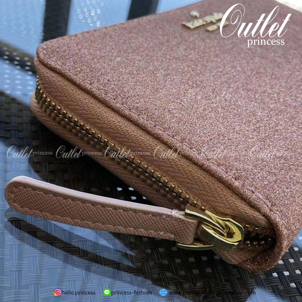 KATE SPADE JOELEY LONG WALLET กระเป๋าสตางค์ใบยาวรุ่นใหม่ล่าสุดหนัง Saffiano สไตล์ PRADA สวยน่าใช้ตัวเนื้อกระเป๋าตกแต่งด้วยกลิทเตอร์ทั้งใบ สวยหรู ภายในมีช่องซิป1ช่อง และช่องใส่บัตรหลายช่อง ใส่เหรียญ บัตรได้เยอะ ตัวจริงสวยน่าใช้มากค่ะ