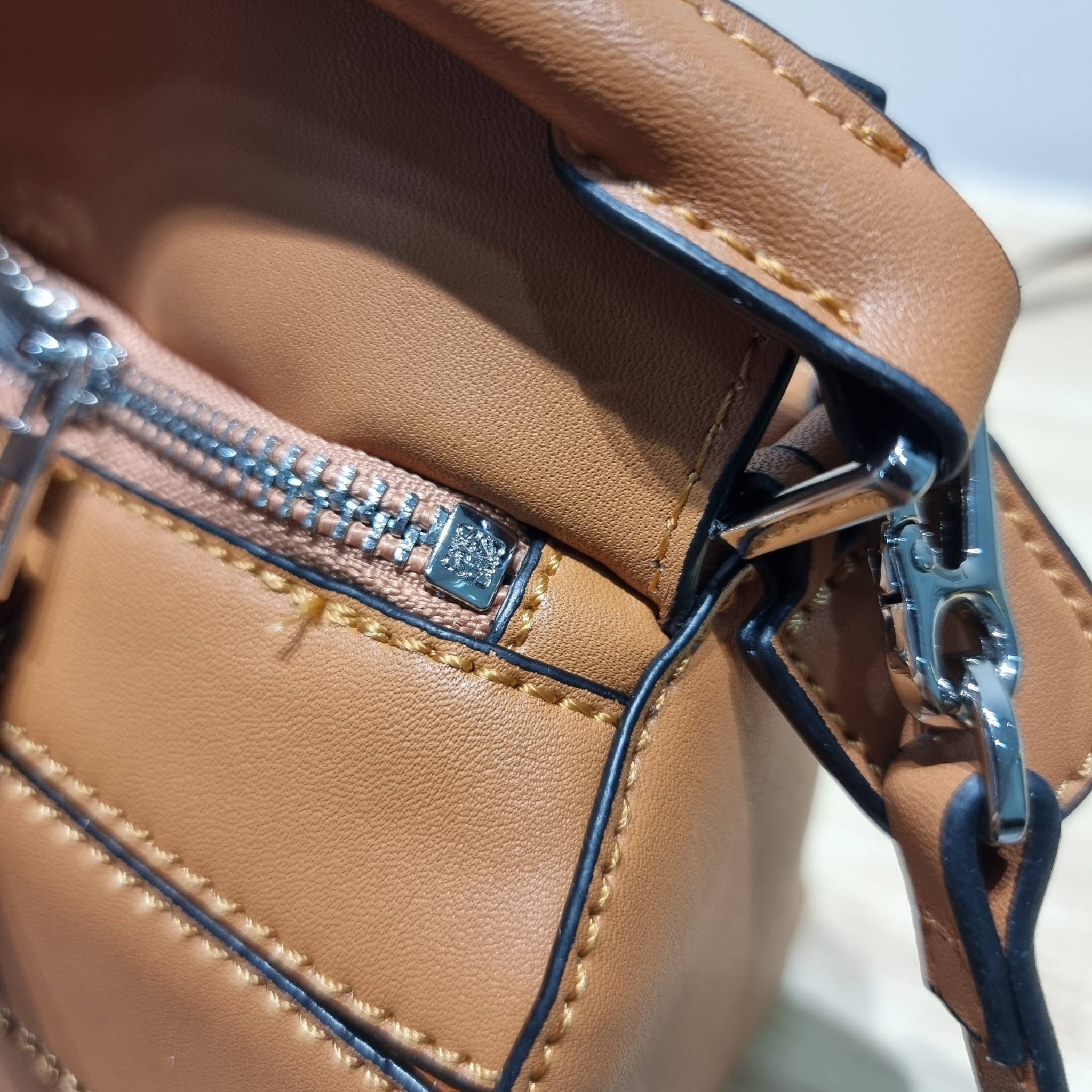 LOEWE MINI PUZZLE BAG IN CLASSIC สุดยอดแบรนด์ที่ดีไซน์เป็นเอกลักษณ์ โดดเด่น สวยหรู กับกระเป๋าสะพายข้างทรงกล่อง ไซส์มินิ สไตล์พัซเซิล