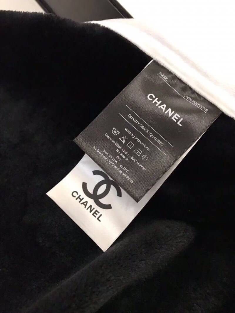VIP GIFT 】Best Gift! Chanel Blanket พร้อมส่งไอเท็มแนะนำ ผ้าห่มนุ่มนิ่ม ขนปุยๆๆ สบายผิวมาก เนื้อผ้านิ่มฟูนุ่มใช้ได้ทุกโอกาส ขนาดกำลังดี พกพาสะดวก สามารถพกไว้ใช้ในรถ ใช้ในออฟฟิศได้ จะซื้อใช้เองหรือมอบเป็นของขวัญก็ดูดีพร้อมส่งที่ไทย ราคาสุดคุ้มไม่ต้องรอพรีฯ