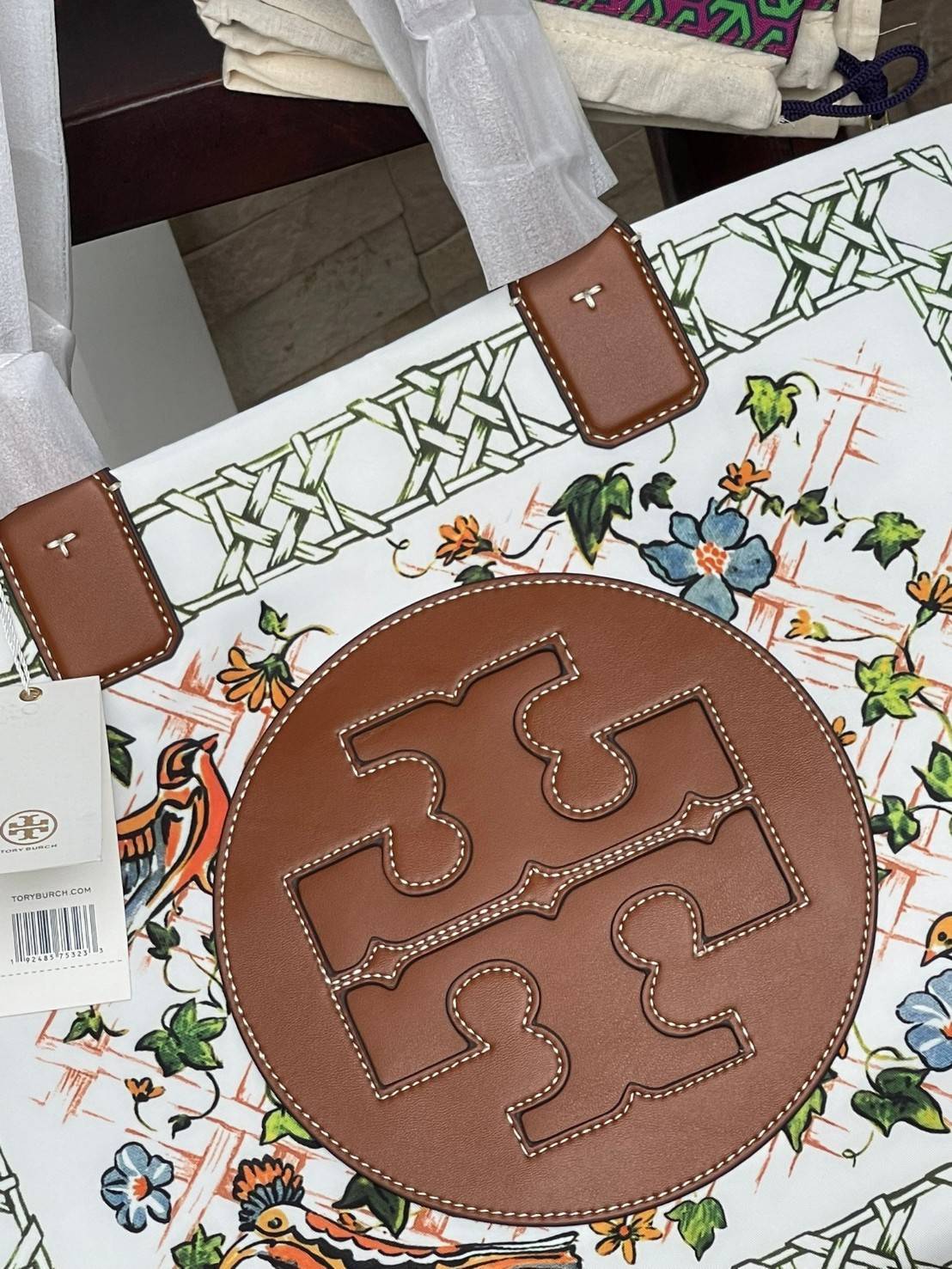 [Mini & Large size] Tory burch Ella Printed tote bag สำหรับใครที่ต้องการกระเป๋าแบบใช้งานได้ในหลาย ๆ โอกาส การเลือกกระเป๋าขนาดเล็กย่อมไม่สะดวกและไม่ครอบคลุมต่อการใช้สอยอย่างแน่นอน กระเป๋าใบนี้ไม่เพียงแค่ช่วยให้สะดวกในการเดินทางและทำให้บุคลิกภาพดูดีขึ้นเท่า