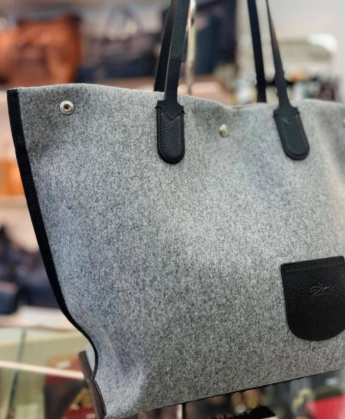 LONGCHAMP ROSEAU ESSENTIAL Shopping bag กระเป๋า Tote วัสดุผ้าขนสัตว์ ซับในผ้าฝ้ายที่จับด้านบนหนังวัว กระเป๋าสะพายใบนี้มีขนาดพอเหมาะ ดีไซน์หรูหรานี้สามารถสะพายไหล่หรือถือในมือก็ได้ นุ่มและน้ำหนักเบา
