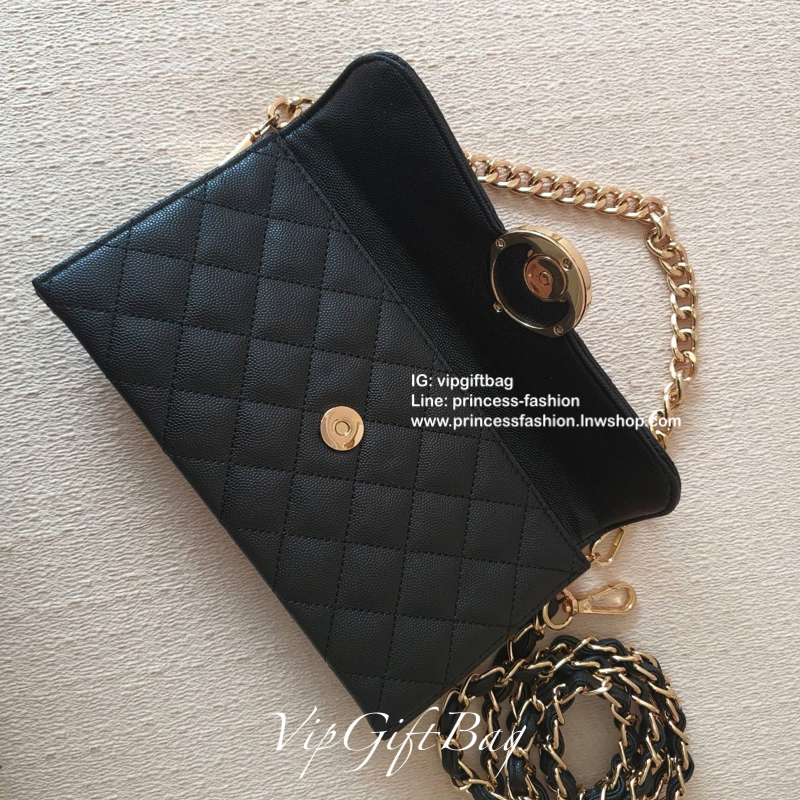 CHANEL VIP GIFT SHOULDER BAG รุ่น LIMITED จากงาน VIP GIFT(GWP) ของแท้100% วัสดุหนังคาเวียร์เต็มใบ ด้านหน้าประดับโลโก้ทองสุดหรู เปิดปิดด้วยกระดุมแม่เหล็ก ด้านในแบ่งช่องใส่ของเป็นสองช่องใหญ่ ช่องหน้าสามารถใส่บัตรได้ ช่องหลังมีซิปอีกชั้น มาพร้อมสายสะพาย2แบบ 