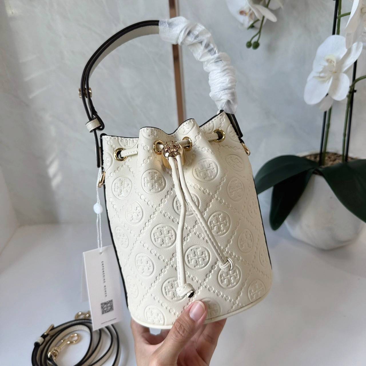 TORY BURCH mini T Monogram leather bucket bag กระเป๋าบัคเกต ไซต์ mini คอลเลกชันหนัง T Monogram ลายซิกเนเจอร์หนังปั้มลายนูน