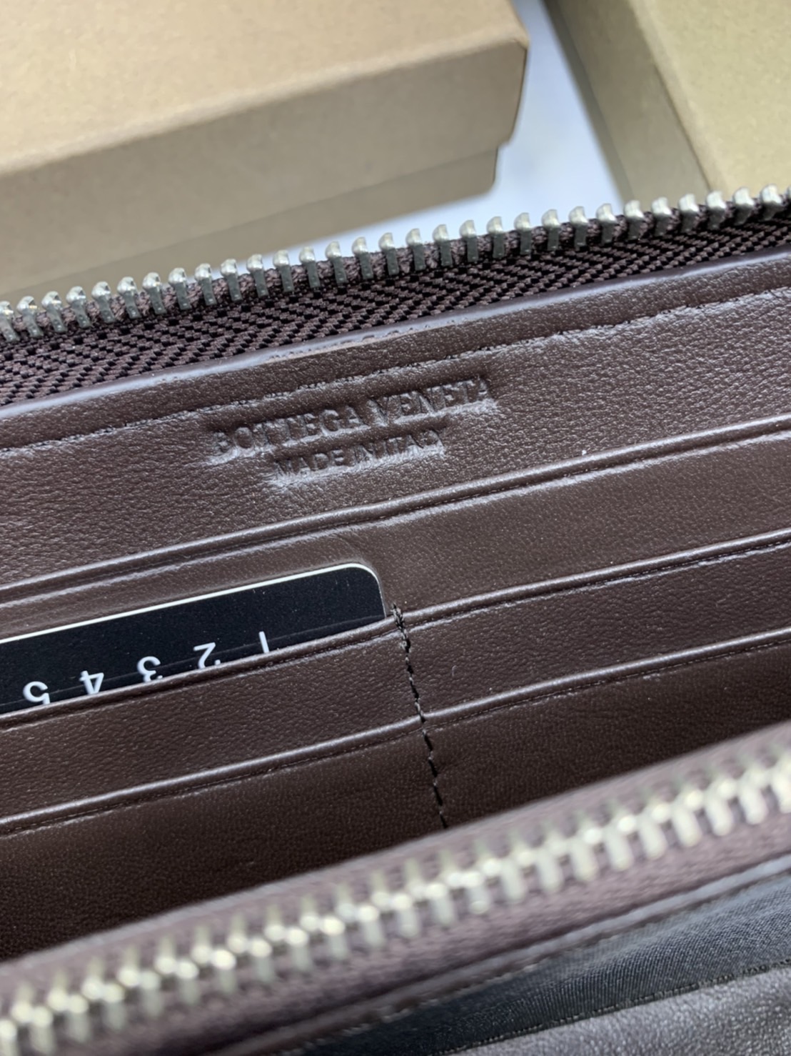 หนังแท้ BOTTEGA VENETA LONG WALLET ZIP AROUND / BV Wallet / BV Long Wallet พร้อมส่งที่ไทย กระเป๋าสตางค์ใบยาวซิปรอบ งานหนังแท้ทั้งใบ รุ่นตามหา เป็นรุ่นยอดนิยม ใช้ได้ทั้งหญิงชาย คลาสสิกหยิบมาใช้งานได้บ่อยที่สุด ใช้ทนทานได้นานภาพสินค้าถ่ายจากงานขายจริง ใช้งา