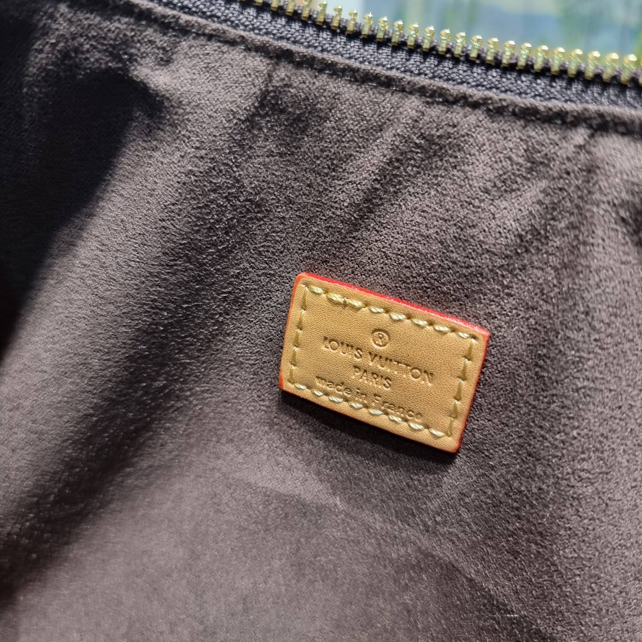 LV THAMES PM MONOGRAM BAG กระเป๋าสะพายไหล่รุ่นยอดฮิตทรงพอช ใบใหญ่กำลังดี สวยดีไซน์คลาสสิควินเทจ สายสะพายในตัวใช้งานได้คล่องตัว