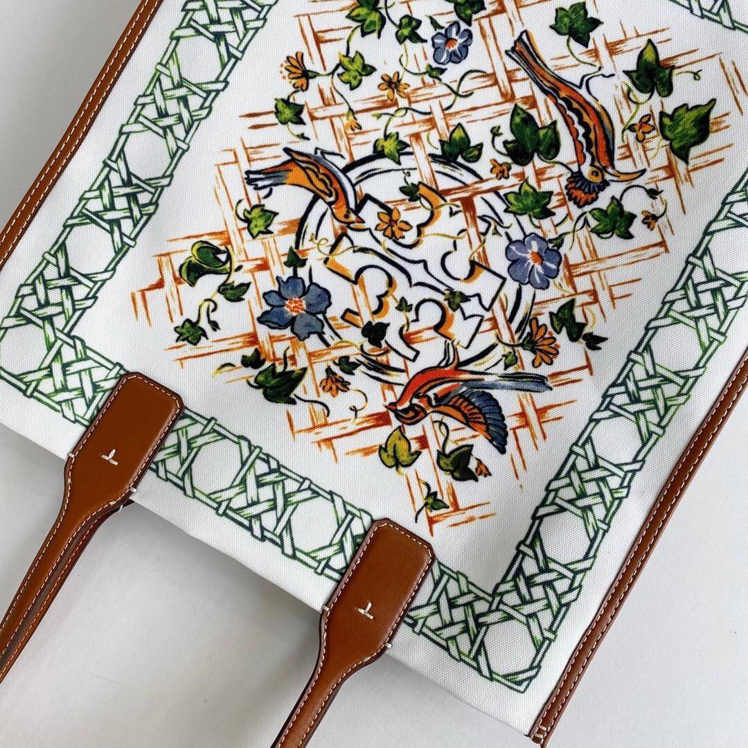 ของแท้ 💯% 】Tory Burch Ella Printed Canvas Tall Bag กระเป๋าถือ วัสดุผ้า Canvas ทรงสูง ประดับลายแบรนด์ เปิด-ปิดด้วยแม่เหล็ก ด้านในโล่ง มี1ช่องซิป และ1ช่องเล็ก ใส่ของจุกจิก น้ำหนักเบา จุของได้เยอะ คุ้มสุดๆไปเลยค่า