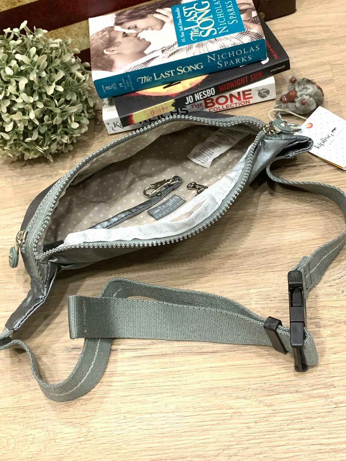 5สี Kipling WHISPER Basic Fanny Pack รุ่นใหม่ล่าสุดกับกระเป๋าทรงคาดอกหรือคาดเอวสุดชิค วัสดุpolyester100% น้ำหนักเบา มีช่องซิปใช้งานหลัก2ช่อง ใส่กระเป๋าสตางค์ทรงยาวได้ ขนาดกำลังดี สายสะพายปรับความยาวได้ฟรีไซส์ ประดับพวงกุญแจลิงน่ารัก สามารถถอดออกได้ มีรูปแ