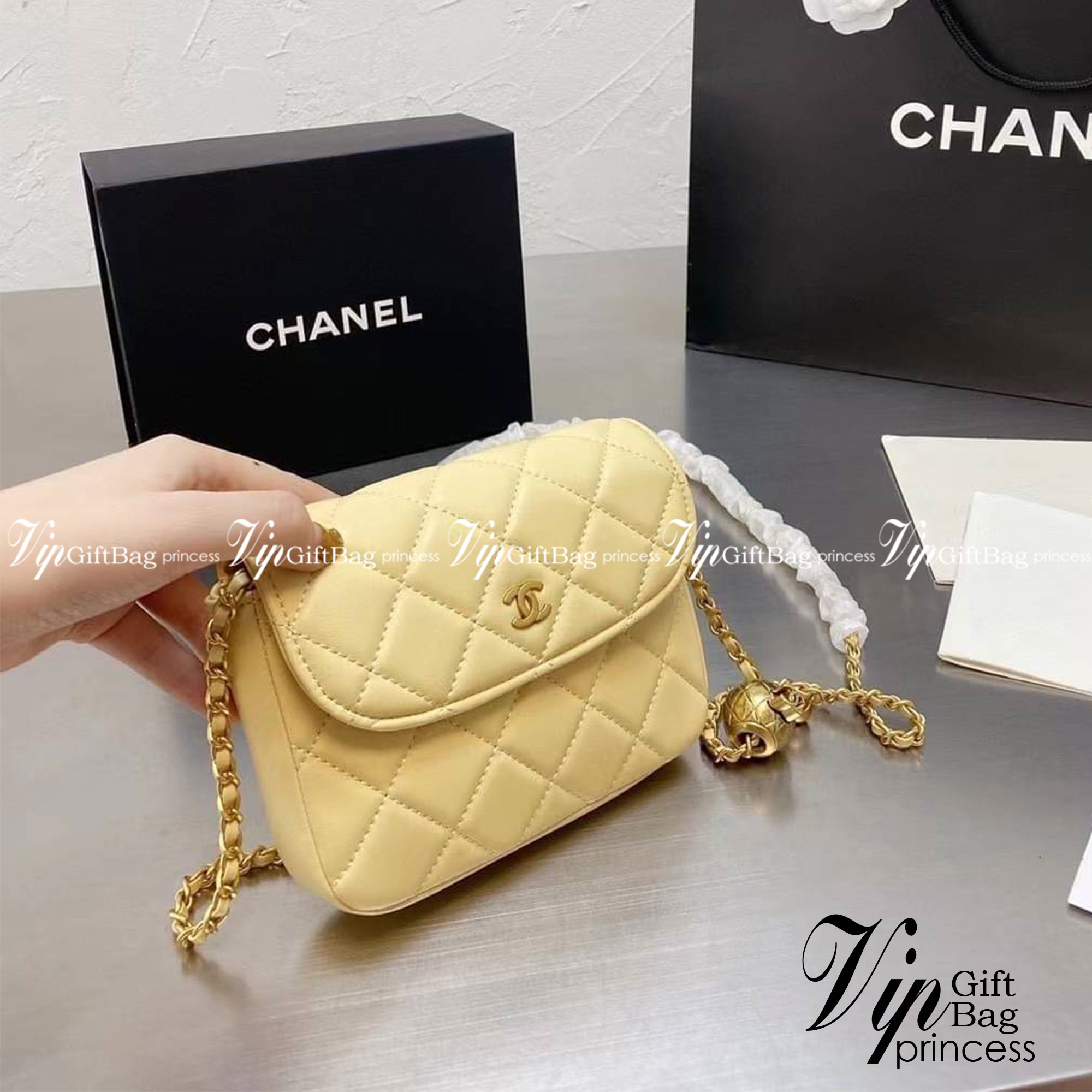 Chanel Pearl Crush with Chain / Chanel Mini crossbody bag กระเป๋าสะพายข้างหรือสะพายเป็นครอสบอดี้ รอบนี้เข้า 5 สีเลย ได้ใบนี้ไปถือออกงาน ก็สวยหรูดูแพงสุดๆค่า!!