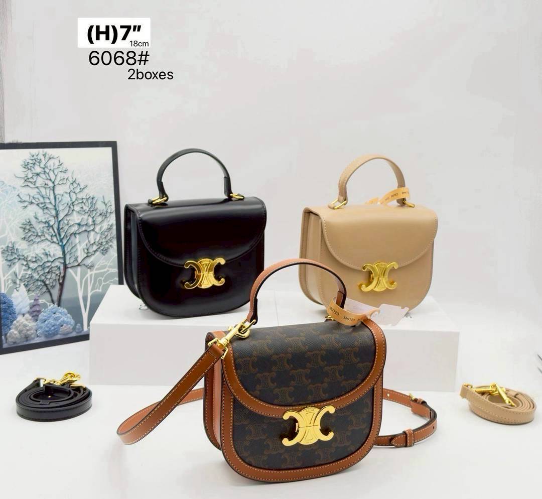 CELINE MINI BESACE CLEA in Triomphe canvas and leather กระเป๋าสะพายพร้อมหูจับถนัดมือ ใหม่ก่อนใคร น่ารักสุดปัง รูปทรงย้อนยุค สไตล์วินเทจลัคชู ภายในเป็นช่องโล่ง มีช่องย่อยให้อีก เป็นไอเท็มที่ควรต้องมีจริงๆ