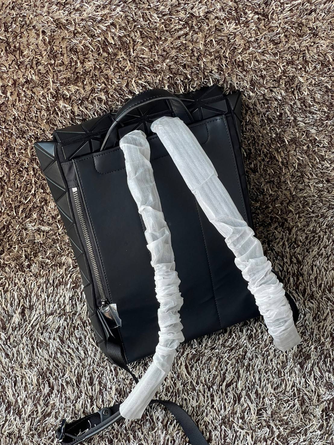 BAO BAO ISSEY MIYAKE Flap Backpacks กระเป๋าสะพายหลังรูปแบบใหม่จะเปิดตัว โดดเด่นด้วยฝาพับรูปสี่เหลี่ยมผืนผ้าที่เปิดและปิดได้ง่าย และรูปทรงแบบมินิมอล เป้สะพายหลังใช้งานได้ดีมาก