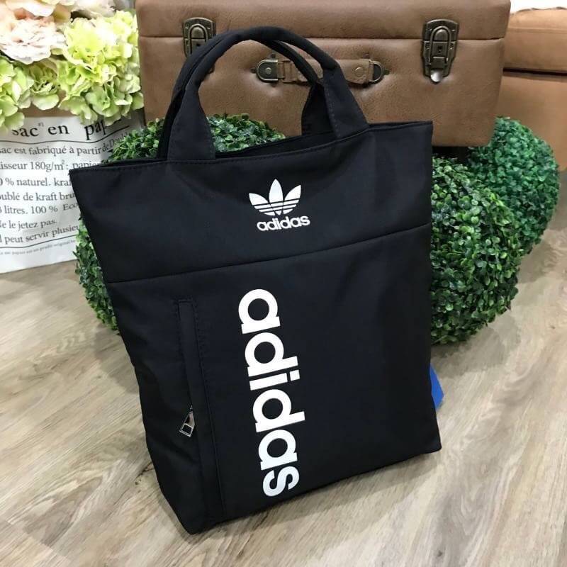 ADIDAS 2WAY MINI BACKPACK กระเป๋าเป้หรือสะพาย2Wayสไตล์ Sport ขนาดมินิ น้ำหนักเบา ด้านหน้ามีโล้โก้และช่องซิป เปิดปิดด้วยซิปสะดวกใช้ ภายในมีช่องใส่ของ หูจับถนัดมือ สายสะพายเลื่อนปรับได้ สามารถถือหรือสะพายเป็นเป้ได้ ใช้ได้ทั้งชายหญิง ไอเท็มใหม่ราคาสุดคุ้ม! ห