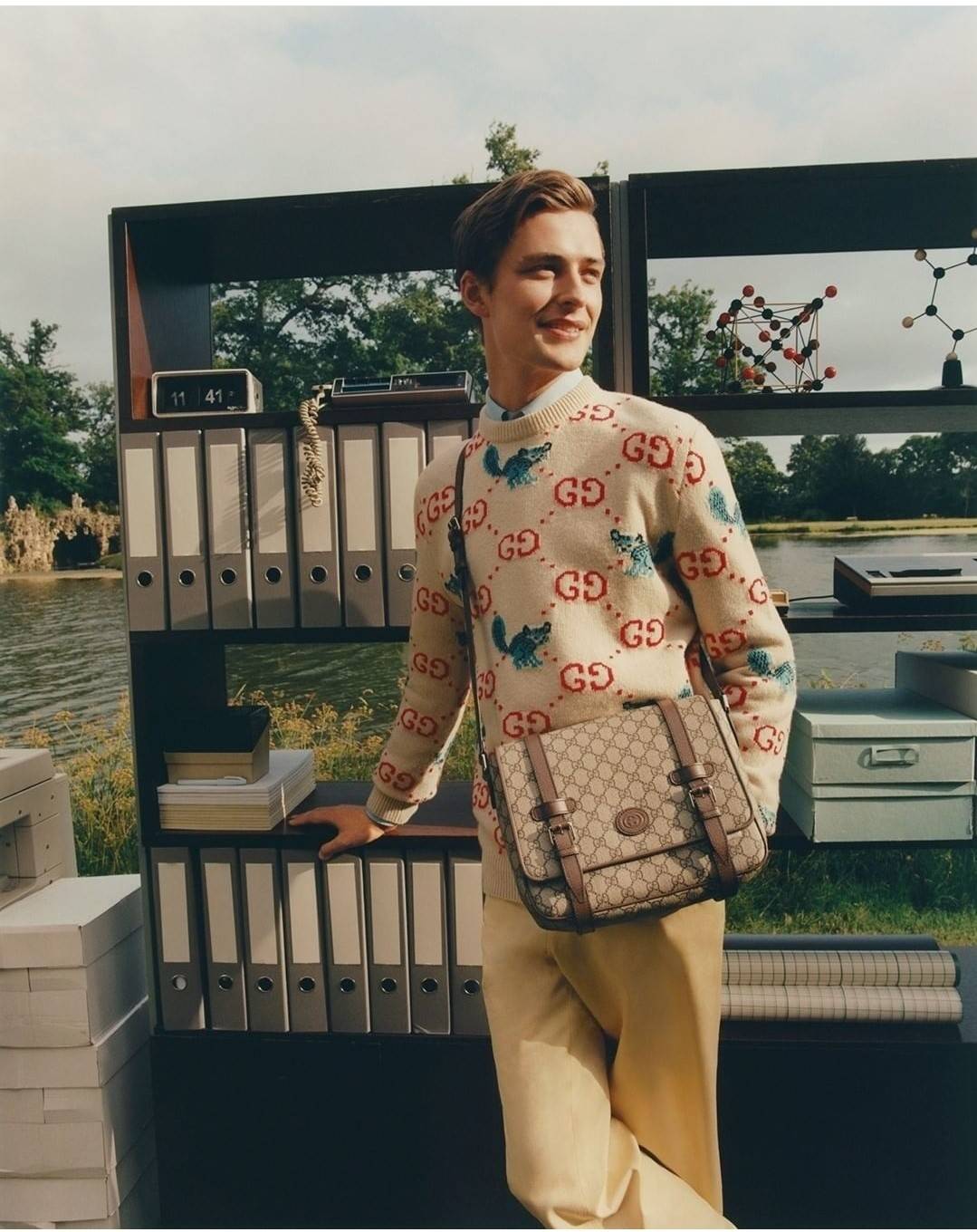 Gucci GG Supreme messenger bag GC MESSENGER VINTAGE BAG กระเป๋าสะพายข้างทรงแมสเซนเจอร์ ย้อนยุค ลุคผู้ดีแบบลูกคุณ ดีไซน์ unisex ใช้ได้ทั้งชายและหญิง พรีเมี่ยมกิ๊ฟวีไอพี วัสดุหนังแคนวาส ใช้งานง่ายด้วยฝาเปิดกระดุมแม่เหล็ก ด้านหลังมีช่องเก็บของจุกจิกได้ ภายใน