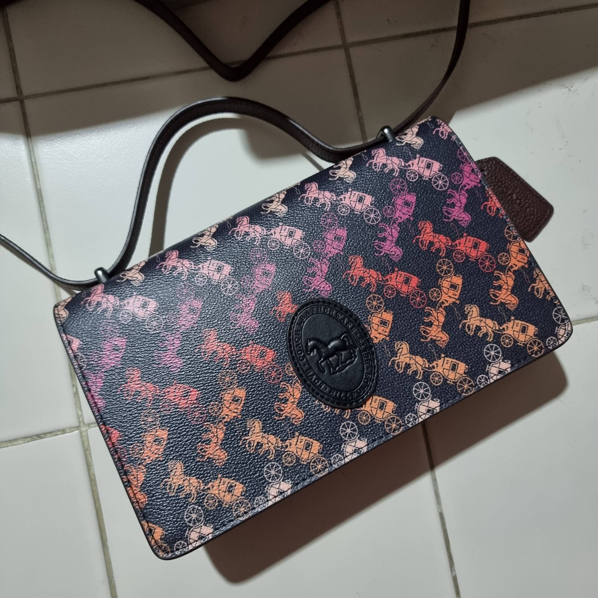 OUTLET 】COACH 88343 CAMILLE CROSSBODY WITH HORSE AND CARRIAGE PRINT AND ARCHIVE PATCH คอลเลคชั่นหายาก ที่สาวๆตั้งตารอ!! ด้วยดีไซน์ลุคผู้ดี ตกแต่งลวดลายออกมาดูโดดเด่น กับกระเป๋าสะพายที่ปรับใช้ได้หลายหลายสไตล์ สะพายไหล่สายคู่ สะพายข้างสายเดี่ยว หรือจะเอาสาย