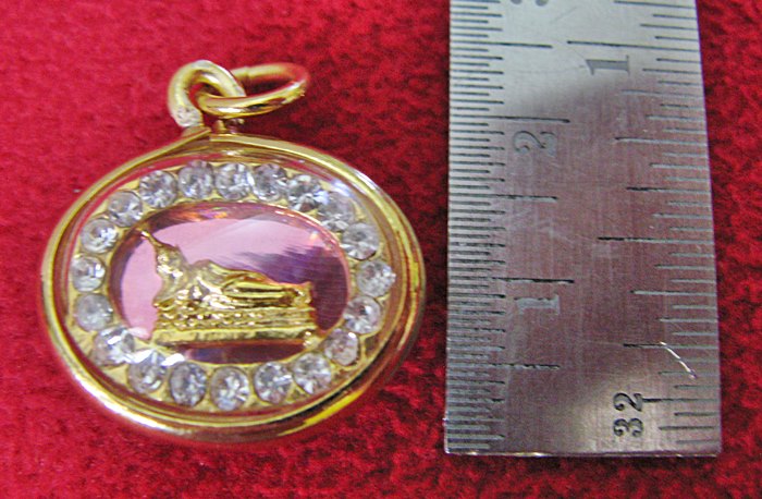 จี้พระประจำวันเกิดวันอังคาร ปางไสยาสน์ พื้นสีชมพูองค์ใหญ่ล้อมเพชรเลี่ยมทองไมครอนค่ะ