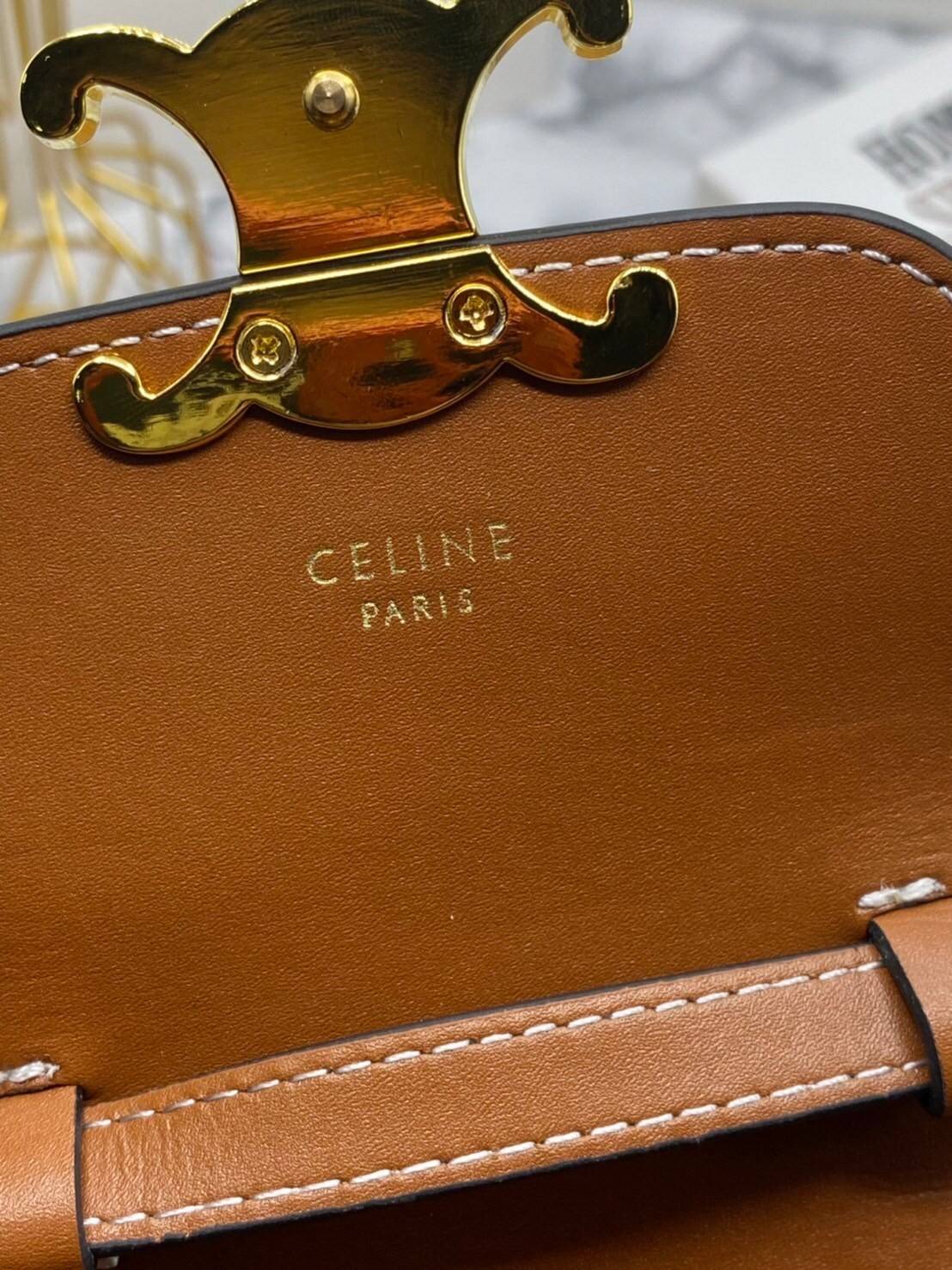 หนังแท้ CELINE MINI TRIOMPHE IN TRIOMPHE CANVAS AND CALFSKIN ใบเล็กน่ารัก งานหนังแท้ทั้งใบ กระเป๋ามินิทรงชิค ดีไซน์รูปกล่องสุดแสนมินิมอล สามารถสะพายแบบ Crossbody และยังเป็น Belt Bagได้อีกด้วย แบบไม่มีตกยุค ด้านหน้าโดดเด่นด้วยโลโก้สีทอง เป็นอีกหนึ่งตัวเลือ