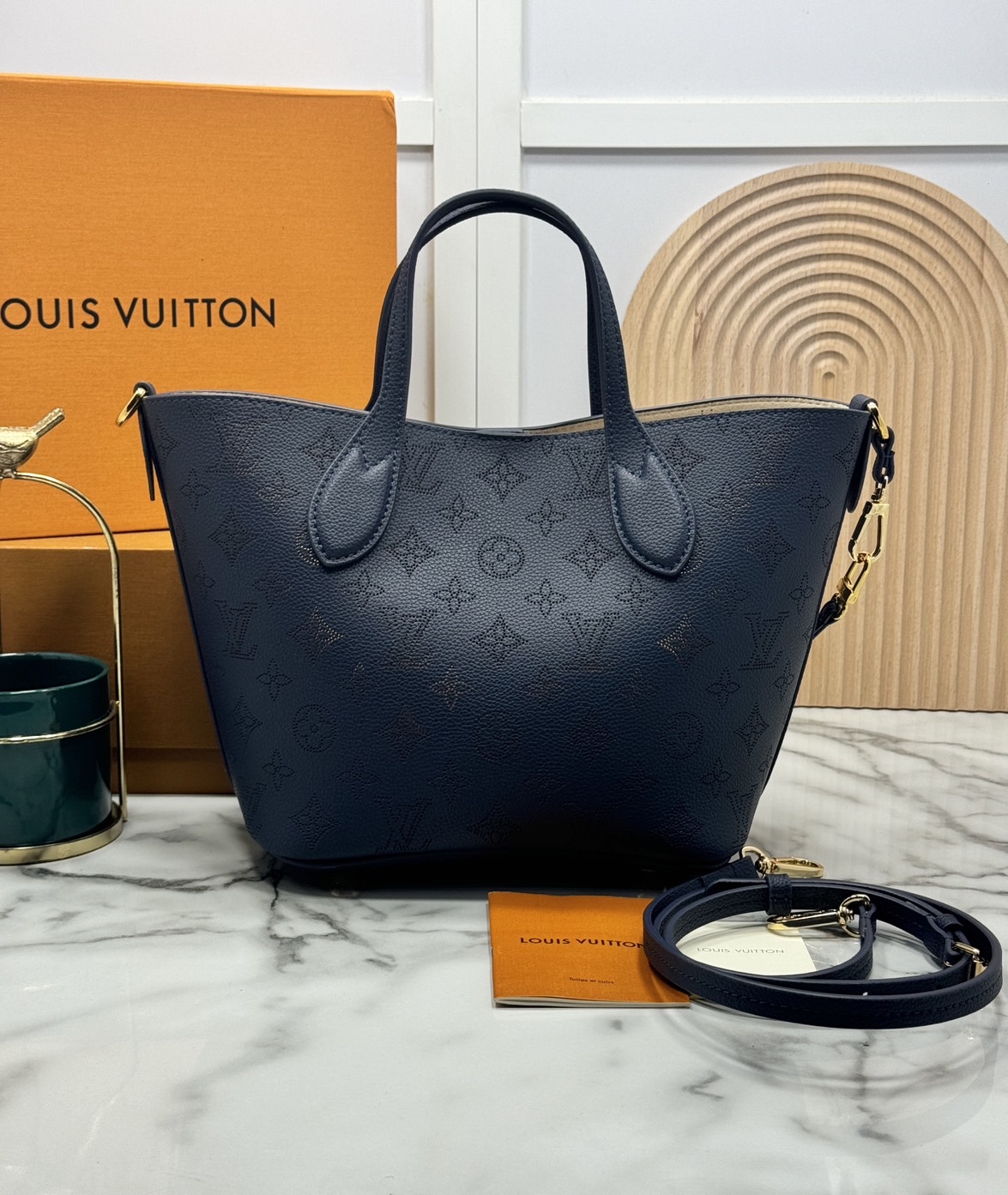 TOP ORI หนังแท้ | LV Blossom PM bag กระเป๋าทรงโท้ทรุ่นใหม่ โทนสีกรมคลาสสิกเหนือกาลเวลาที่มีสไตล์พร้อมตอบโจทย์การใช้งานมากขึ้น ฉลุลายโลโก้เป็นเอกลักษณ์ สวยหรู ดูแพงมากค่ะ