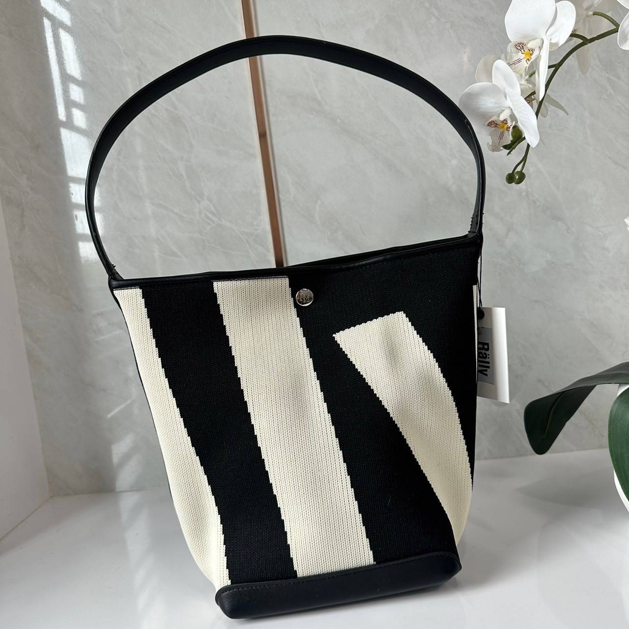 Rally movement the bag Knit Black เป็นไอเท็มที่ฮอตสุดๆแห่งปีจริงๆ กับกระเป๋าทรงบัคเก็ต น้ำหนักเบาๆ ฮอทติดลมบน จุของได้แบบหนำใจ ทอลายโลโก้ด้วยเทคนิค Sturdy Stretch Knit