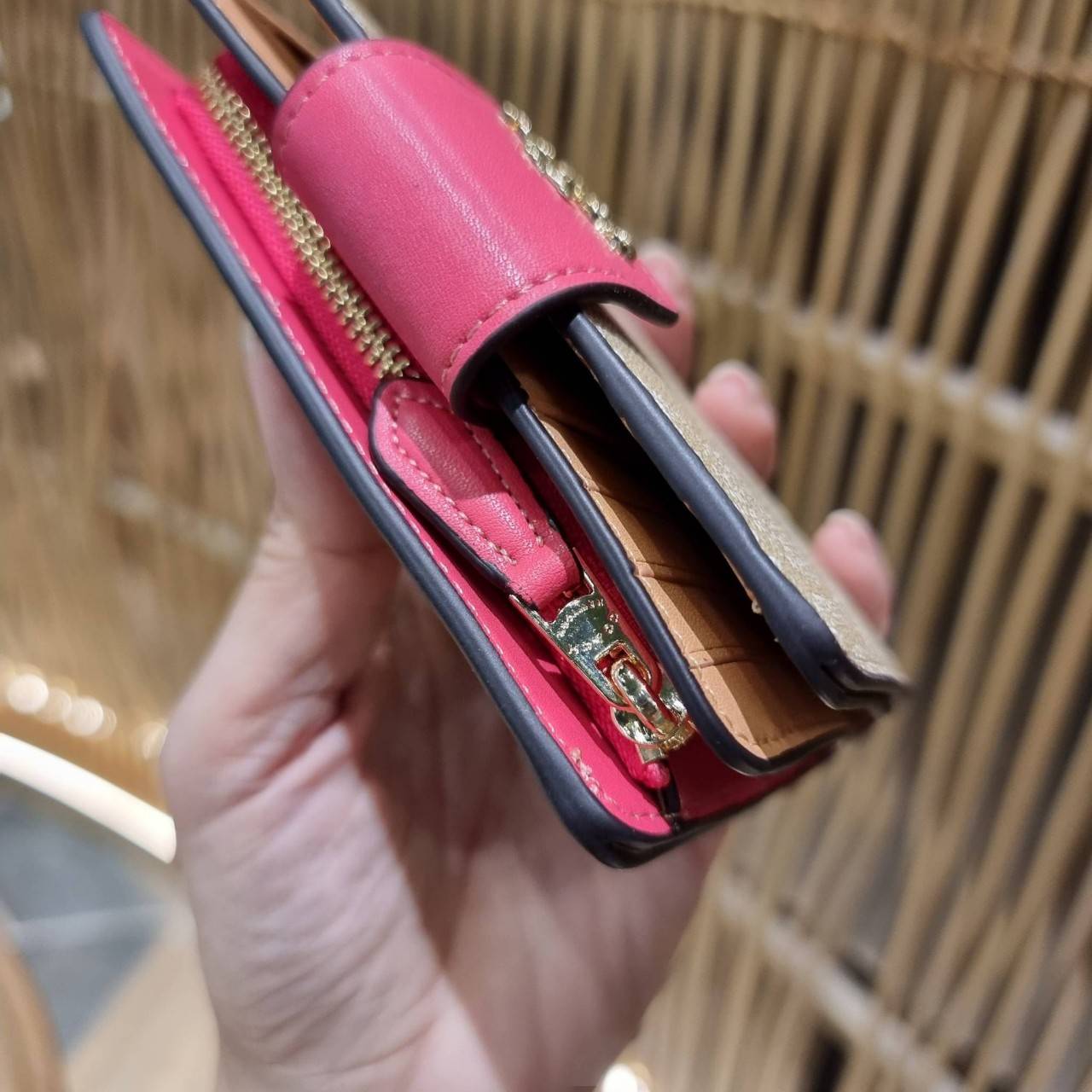 COACH C0082 MEDIUM CORNER ZIP WALLET IN SIGNATURE CANVAS ดีไซน์ใหม่ล่าสุด!! กระเป๋าสตางค์ใบกลาง 👛 ขนาดกำลังเหมาะมือ วัสดุหนังแคนวาสเคลือบลาย ดูแลรักษาง่าย มีช่องใส่บัตรและธนบัตรครบ และช่องซิปแยกไว้ใส่เหรียญ ครบเซ็ทแบบนี้เหมาะส่งต่อเป็นของขวัญที่สุ