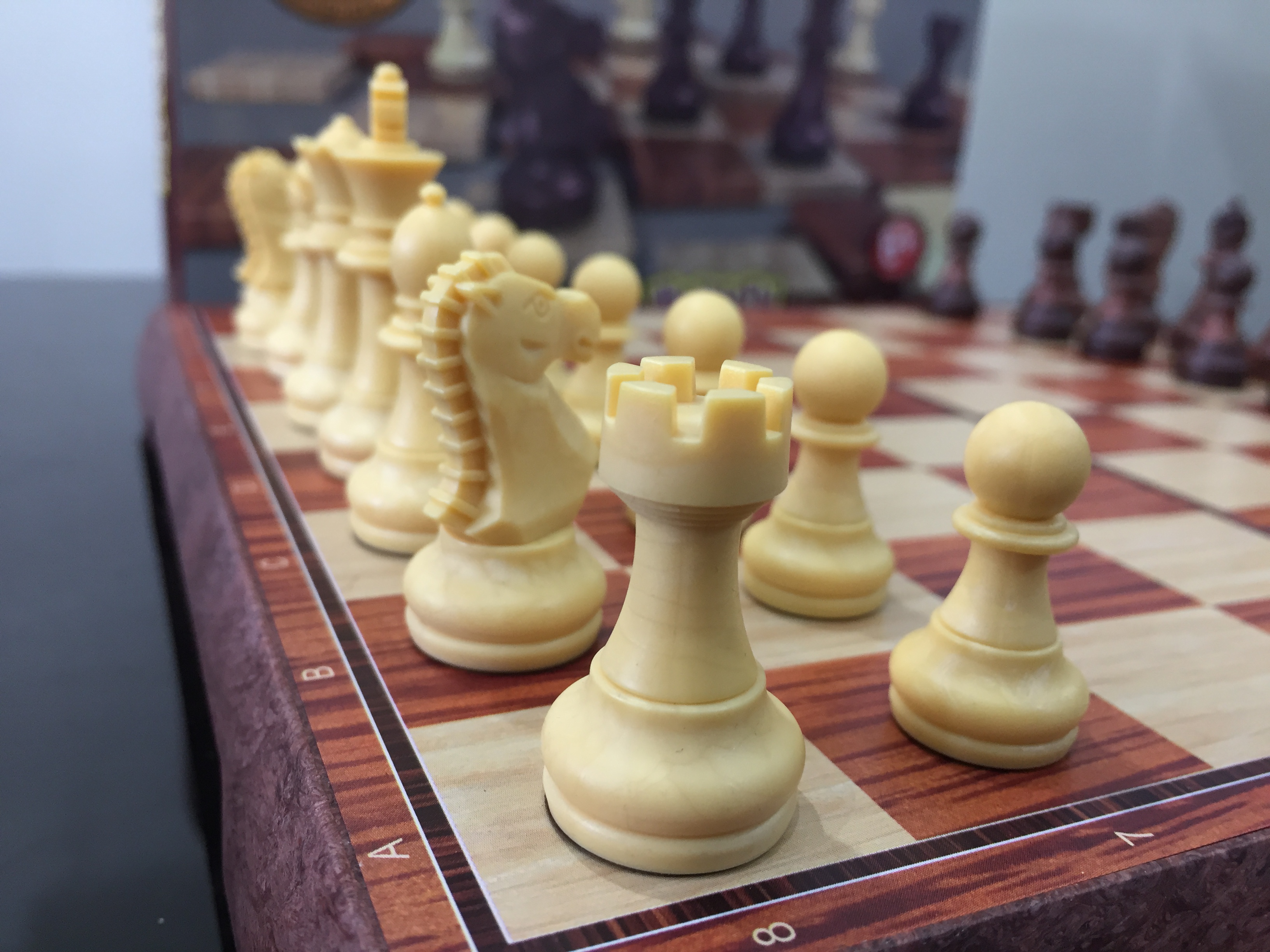 ขุดหมากรุกสากลแม่เหล็กพลาสติกกระดานสีไม้ตัวหมากสีไม้ (26.2x31 cm.)