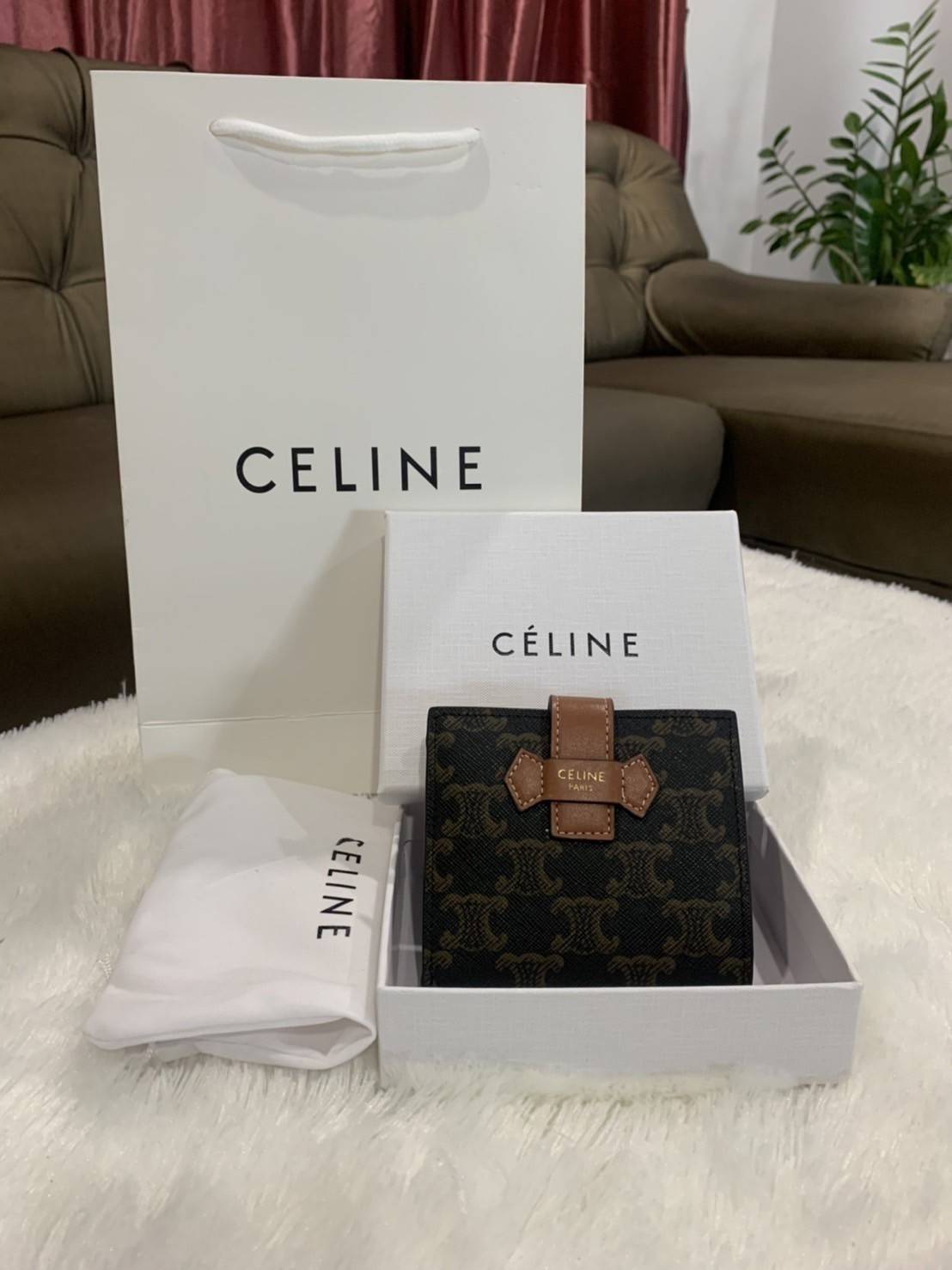 CELINE SHORT WALLET VIP GIFT WITH PURCHASE (GWP) พรีเมี่ยมกิ๊ฟ Limited จาก CELINE HAUTE PARFUME DUTYFREE COUNTER วัสดุ Triomphe Canvas หนังสวยอยู่ทรง ประดับโลโก้แบรนด์ที่ด้านหน้า ขนาดกำลังดี จับถนัดมือ เปิด-ปิดฝาพับกระดุม ภายในมีช่องแบ่งหลายช่อง มีช่องใส่