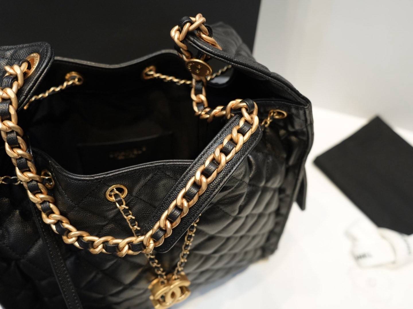 TOP ORI หนังแท้ | มีรองบ่า CHANEL 25 Medium Handbag Spring-Summer 2025 กระเป๋าสะพายรุ่นใหม่สุดฮอตแห่งปี หนังแท้ลายเกรน ที่สุดแห่งความไอคอนิก มาพร้อมใบเล็ก อะไหล่สีทองสวยหรู