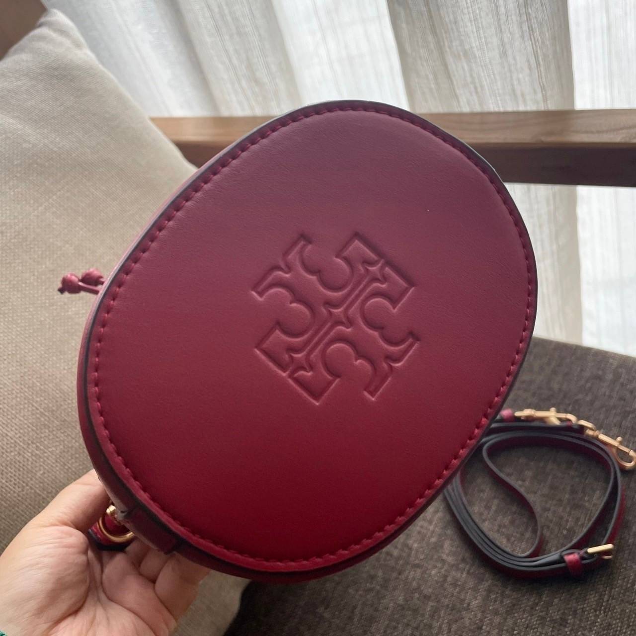 Mini : Tory Burch T Monogram Embroidered Mini Bucket Bag Hazelnut กระเป๋าทรงถังขนาดเล็ก เป็นแพทเทิร์นคลาสสิคที่ได้รับแรงบันดาลใจจากการควิลท์แบบดั้งเดิมของเพนซิลเวเนีย คอลเล็คชั่นบอกเล่าความมีสไตล์เหนือกาลเวลา ลายดอกกุหลาบสีแดงลายปักษ์ วัสดุผ้าสว๊อตซ์วินเท