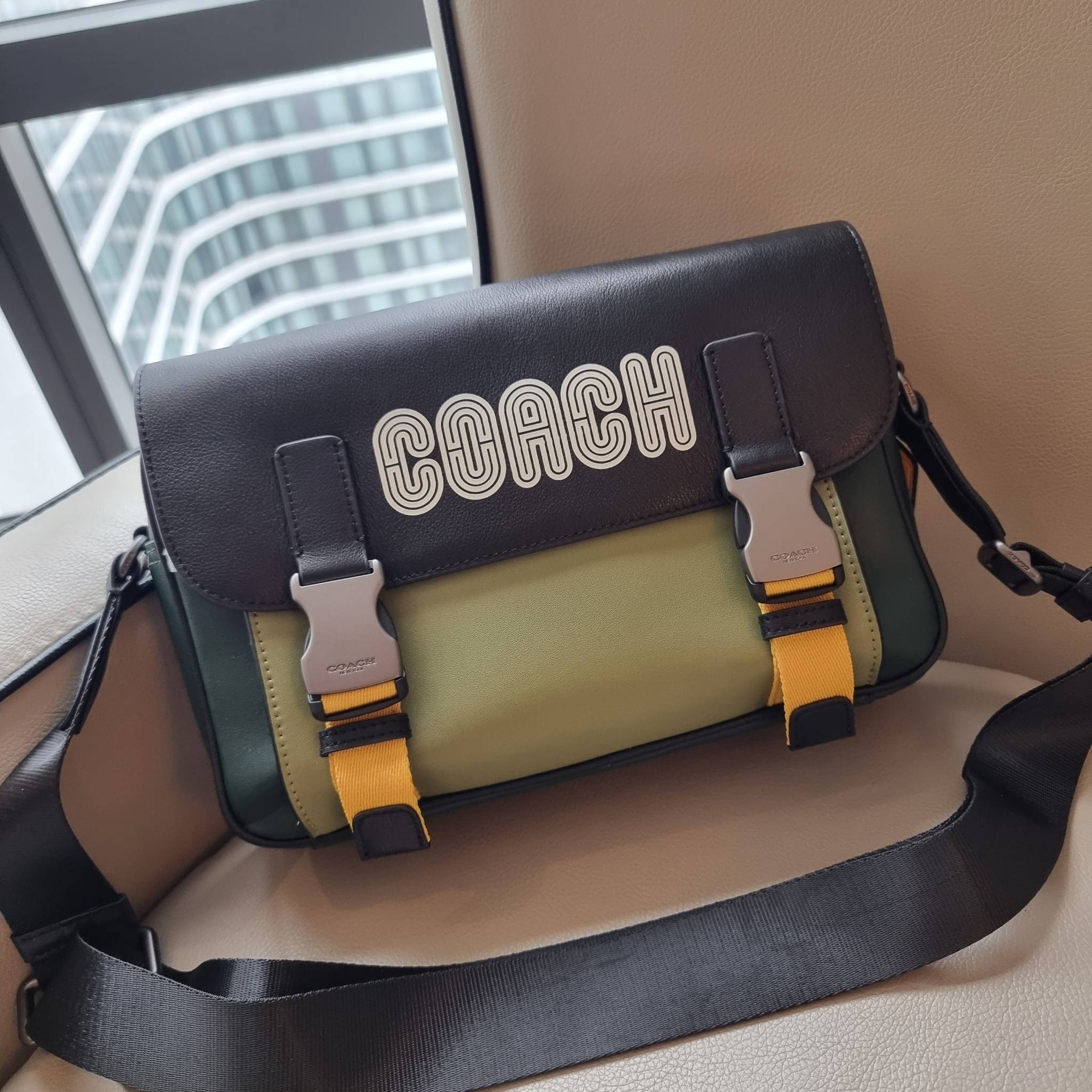 COACH TRACK CROSSBODY IN COLORBLOCK WITH COACH PATCH C6657 C8128 หล่อบอกต่ออีกหนึ่ง กระเป๋าสะพายทรงแมสเซ็นเจอร์ รุ่นเอาใจหนุ่มๆ ที่สาวๆก็อยากใช้!! ด้วยดีไซน์สีคัลเลอร์บล็อคที่โดดเด่น ทำให้ดูน่าใช้งาน วัสดุหนังแท้ สวยคมซ่อนหรู ฝากระเป๋ามีตัวล็อคแน่นหนา เปิ
