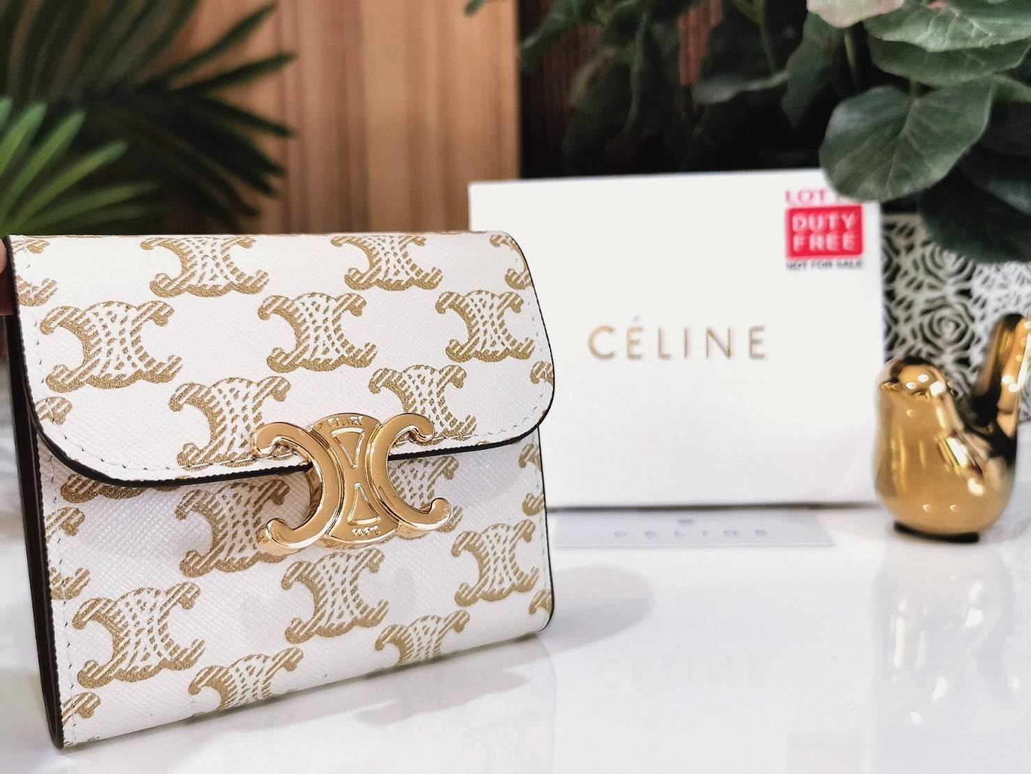 พรีเมี่ยมกิ๊ฟแท้ 100% 】CELINE SHORT WALLET VIP GIFT WITH PURCHASE (GWP) พรีเมี่ยมกิ๊ฟ Limited จาก CELINE HAUTE PARFUME DUTYFREE COUNTER วัสดุ Triomphe Canvas หนังสวยอยู่ทรงปั้มโลโก้ด้านหน้าเปิดปิดฝาพับกระดุม