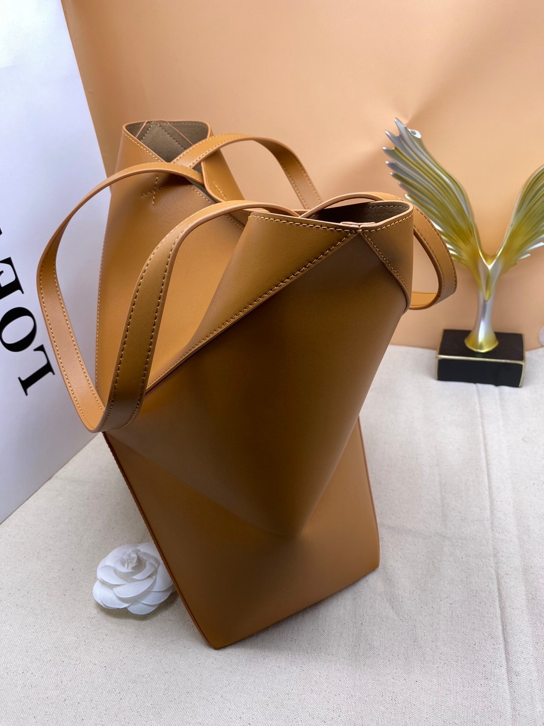 LOEWE Puzzle Fold Tote in shiny calfskin / LOEWE TOTE BAG 27cm พร้อมส่ง กระเป๋าทรงโท้ทใบใหญ่ ใช้งานง่ายเรียบหรู จุของได้เยอะ หนังเรียบสวยอยู่ทรงมาพร้อมสายสะพายยาวถอดได้ พับเก็บได้เป็นเอกลักษณ์