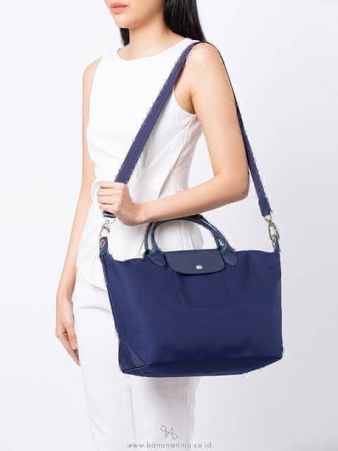 Longchamp Le Pliage Neo Size M มาพบกับกระเป๋ารุ่นยอดนิยม ที่สาวๆ ต้องมีไว้เก็บไว้สักใบ กระเป๋าโท้ทใบนี้ มาพร้อมกับสีที่มีสไตล์เรียบง่าย มีสายสะพายยาวช่วยให้คุณสามารถสะพายไหล่ได้อย่างสบาย ในขณะที่ที่ปิดแบบซิปช่วยให้คุณมั่นใจได้ว่าของด้านในมีความปลอดภัย Le 