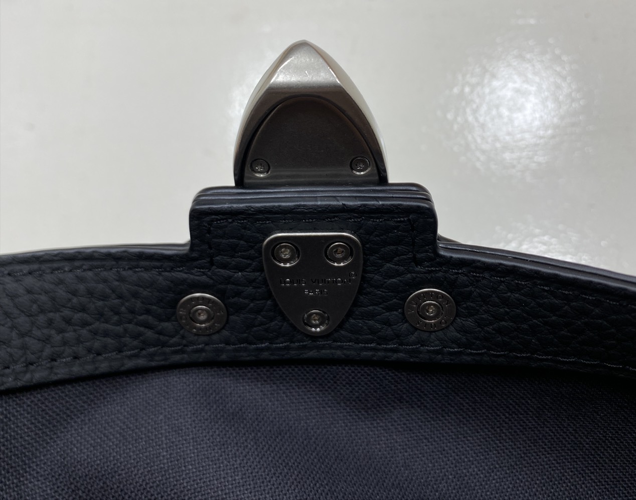 TOP ORI หนังแท้ | LV Soul Trunk Bag Taurillon leather with Monogram pattern กระเป๋าสะพายทรงทรังค์ ครอสบอดี้ขนาดกะทัดรัด หนังแท้เนื้อนุ่มประทับลาย Monogram หรูหราเป็นเอกลักษณ์ เสริมมุมโดดเด่นดีเทลหนังประณีต