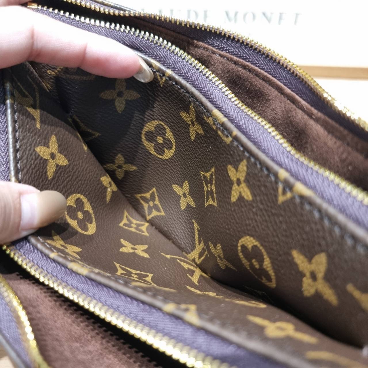 LV liv pochette กระเป๋าสะพายทรงสวย เป็นเอกลักษณ์ ดีไซน์ลวดลายโมโนแกรมเรียบหรู