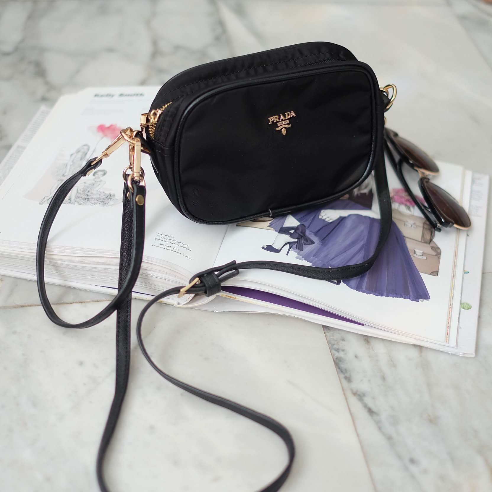 งานพรีเมี่ยมกิ้ฟ จากเคาเตอร์ต่างประเทศคะ ได้ กระเป๋าclutch & shoulder bag จากแบรนด์ Prada มาค่า เป็นกระเป๋าผ้า ไนล่อน น้ำหนักเบา สวยหรู ตามแบบฉบับของแบรนด์เลย ตัวกระเป๋าขนาดกำลังดี ใส่มือถือได้ทุกรุ่น สามารถเก็บสายถือเป็นคลัชออกงานได้คะ หรือ สะพายข้างได้ 