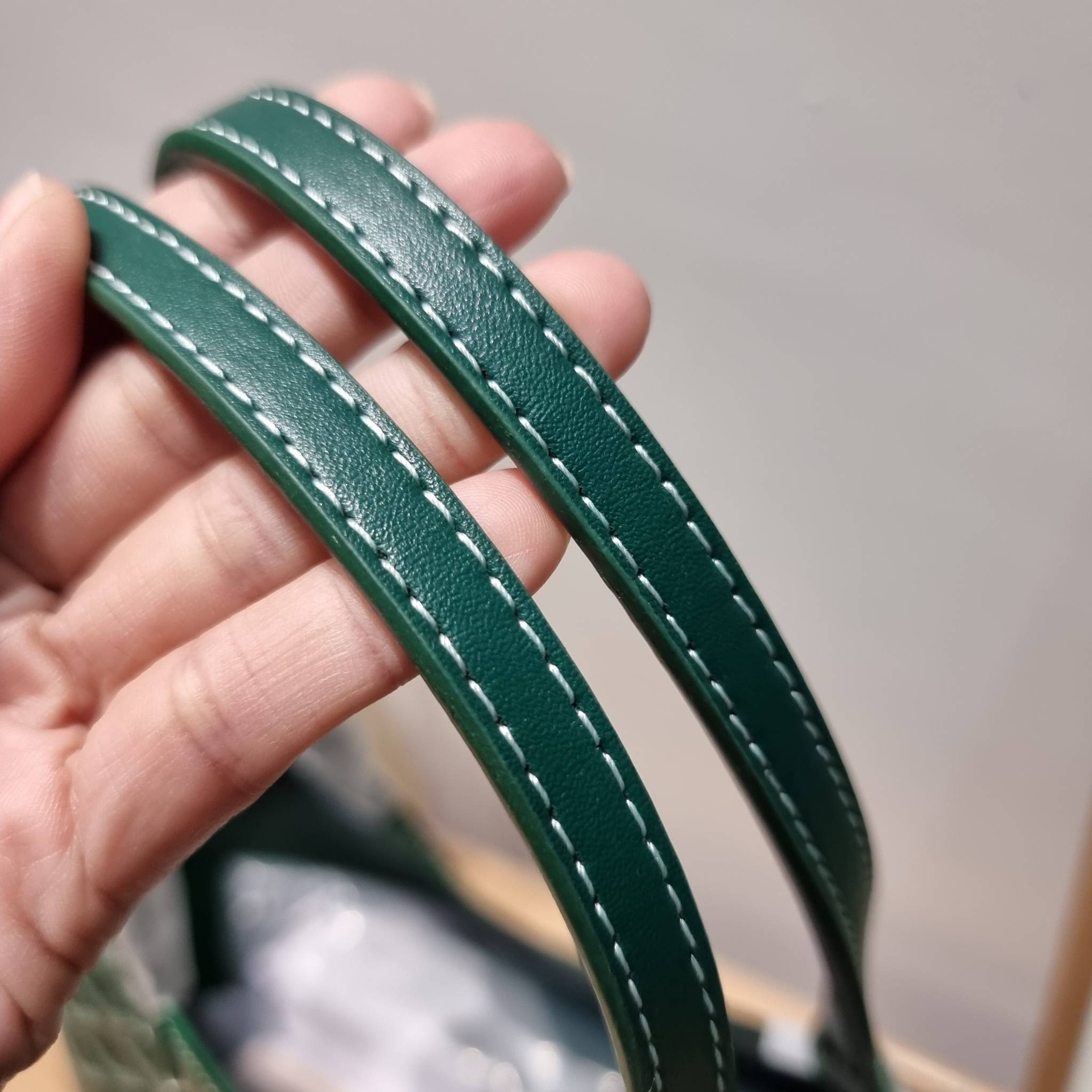 GOYARD ANJOU REVERSIBLE TOTE ฮอตไอเท็ม กับกระเป๋าสะพายทรงโท้ท ใบใหญ่จุใจ!! มาครบสีขายดี เลิศทุกสี รูปทรงคลาสสิค ดีไซน์เป็นเอกลักษณ์ ใช้งานได้หลากหลาย สามารถกลับด้านใช้ได้แบบไม่มีเบื่อ วัสดุหนังแคนวาสพิมพ์ลายสวยคม ภายในโล่งกว้างมาก